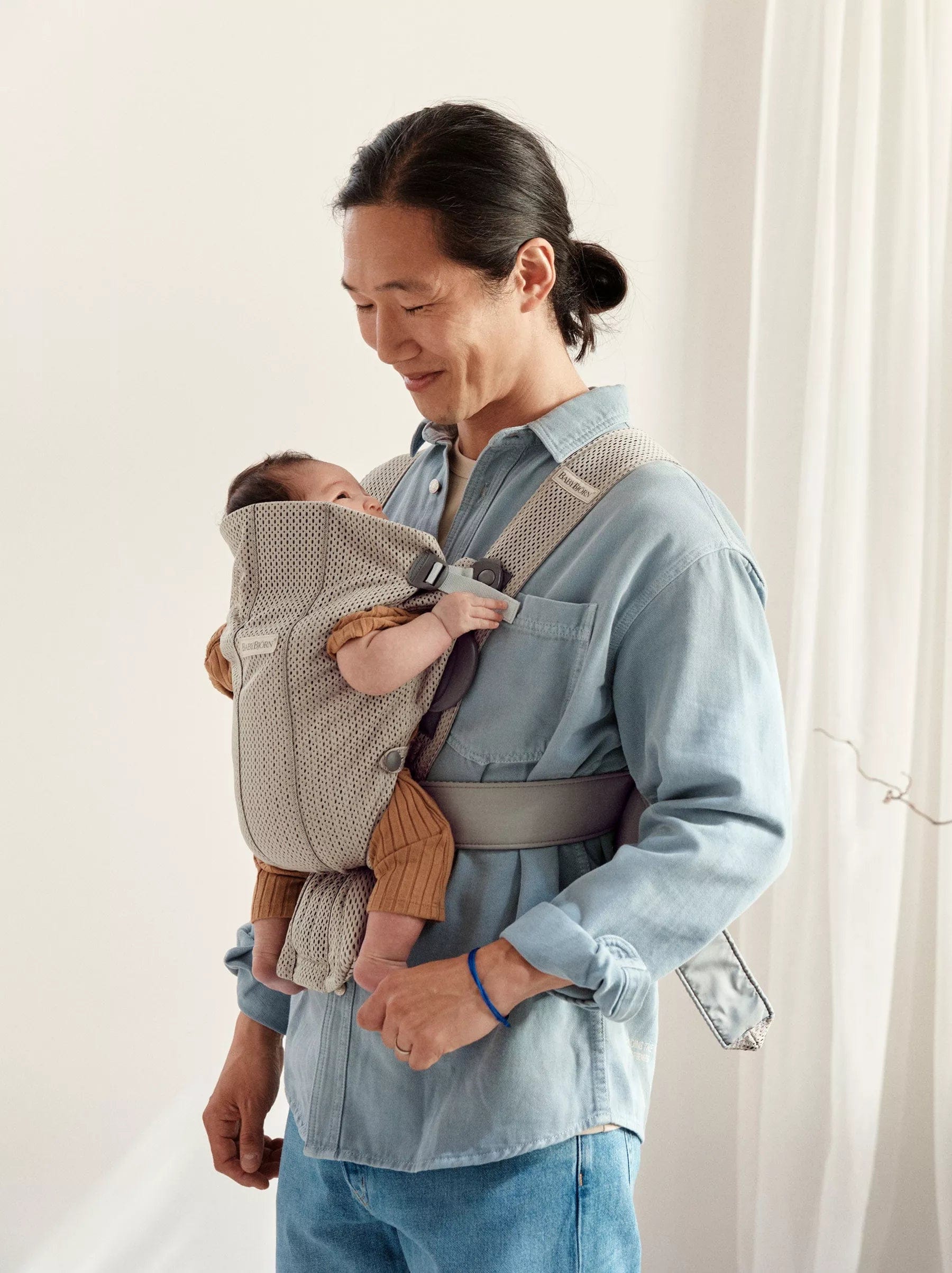 BabyBjorn Baby Carrier Mini 3D Mesh - Lightweight & Breathable Infant Carrier for Newborns to Toddlers - Perfect for Errands, Travel & Outdoor Adventures