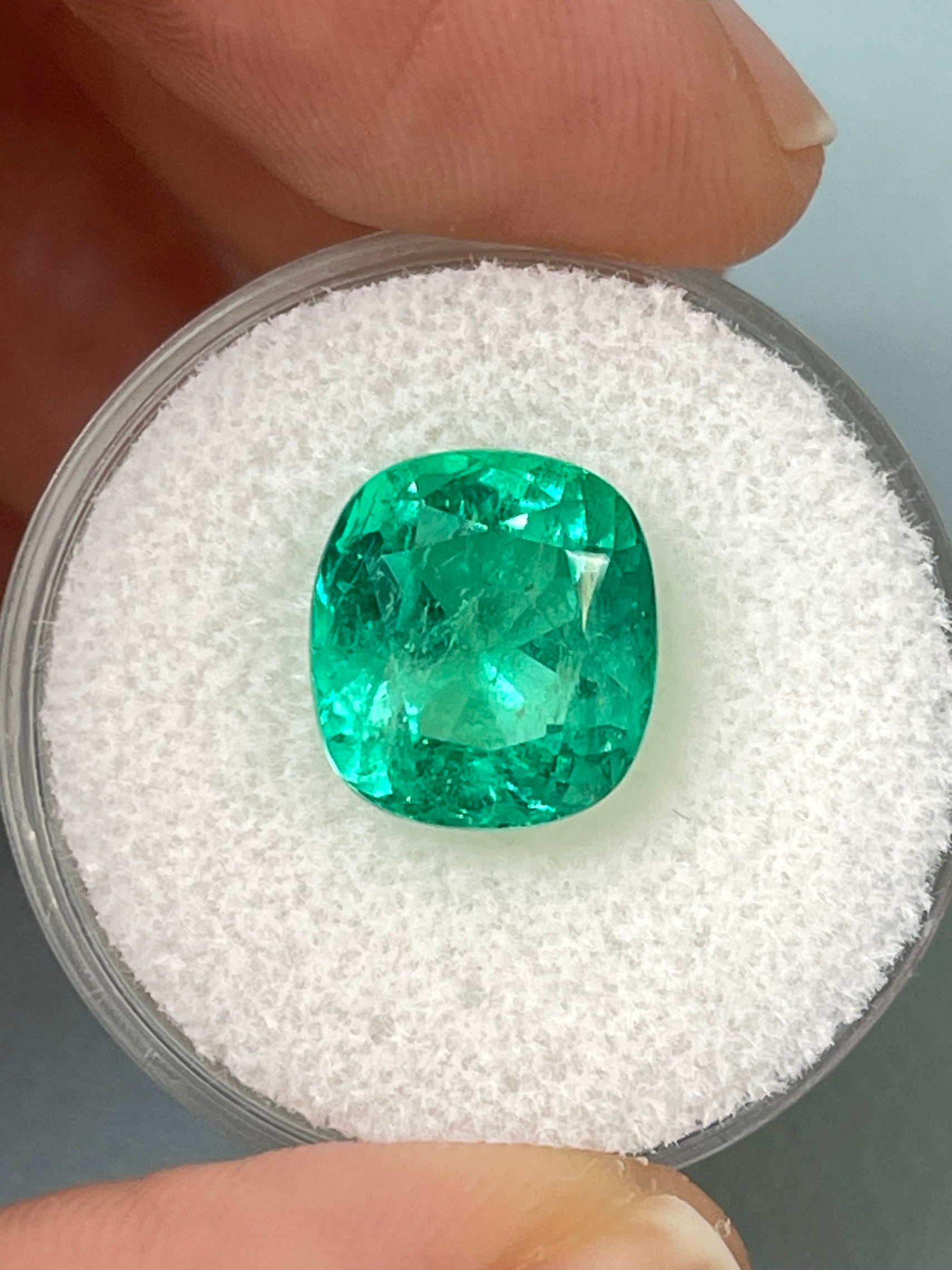 5.72 Carat Vivid Bluish Green Natural Colombian Emerald - 11.2x10mm Cushion Cut Loose Gemstone for Jewelry Making, Engagement Rings & Luxury Collections