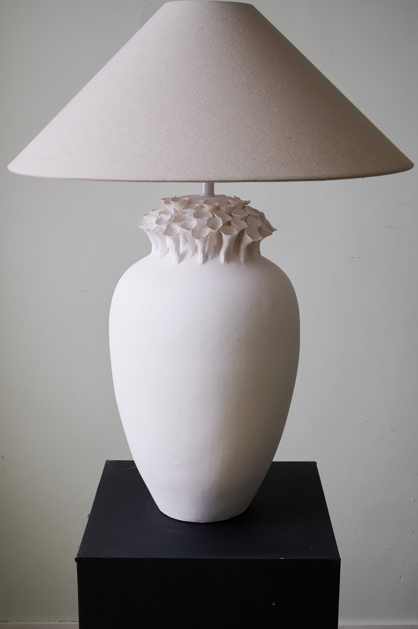 Blossom Crest Ceramic Table Lamp - Elegant Home Decor for Bedroom, Living Room & Office - Soft Lighting Accent Piece for Cozy Ambience