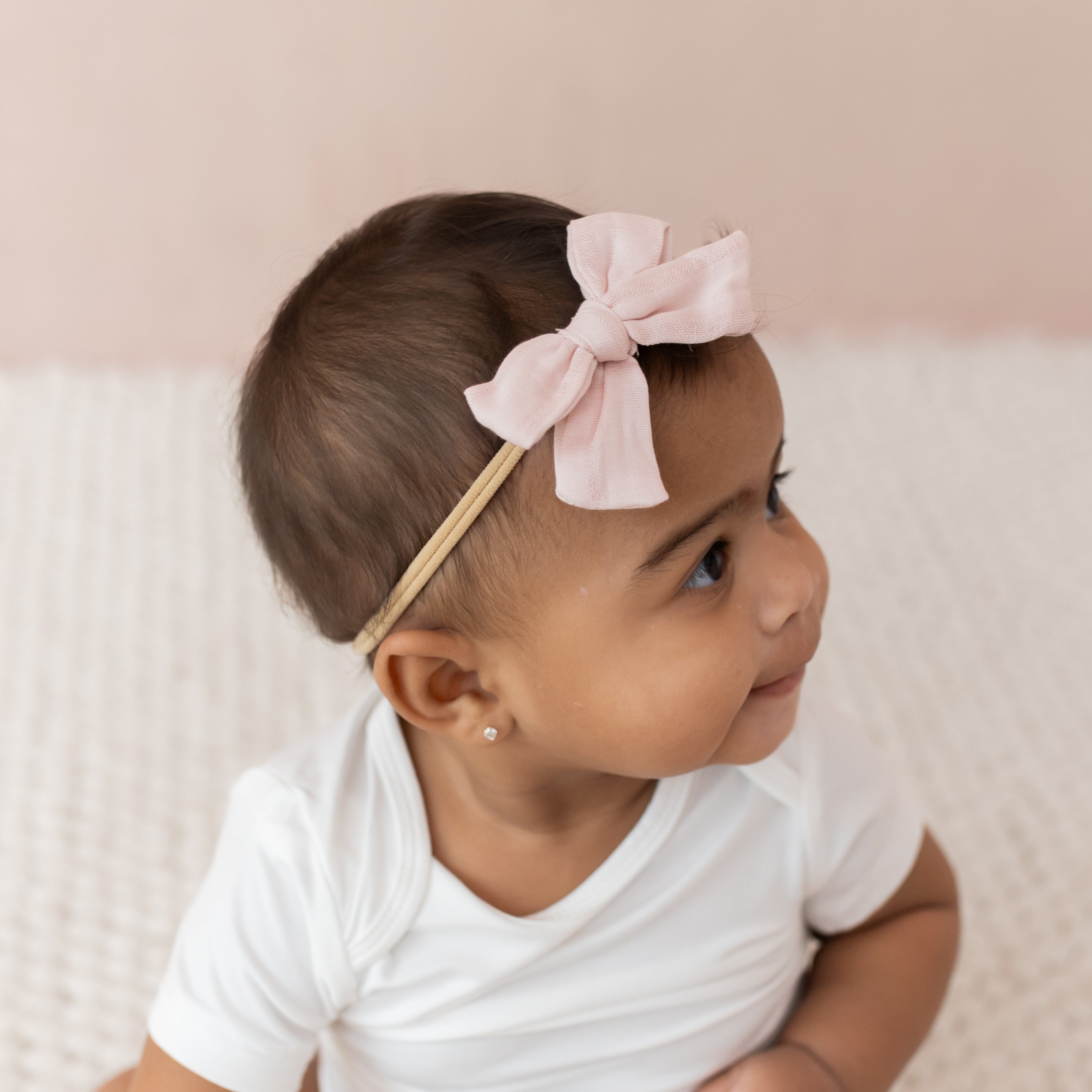 Eco-Friendly Bamboo Muslin Medium Bow Headband in Blush Pink - Perfect for Baby Girls, Newborn Photography & Special Occasions