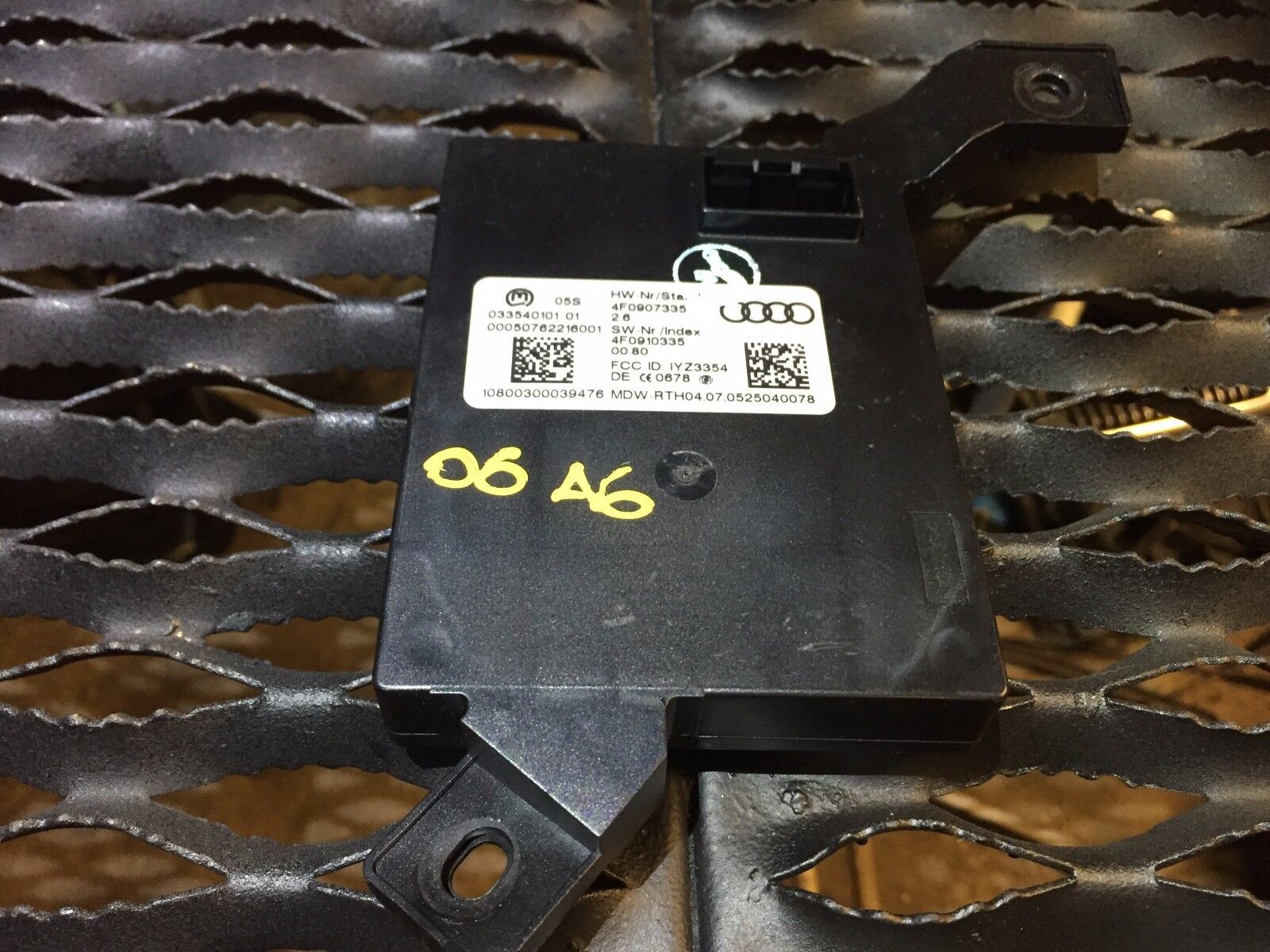 05-08 Audi A6 C6 Theft Locking Control Module OEM 4F0907335 - Replacement Security System Part for Car Anti-Theft Protection