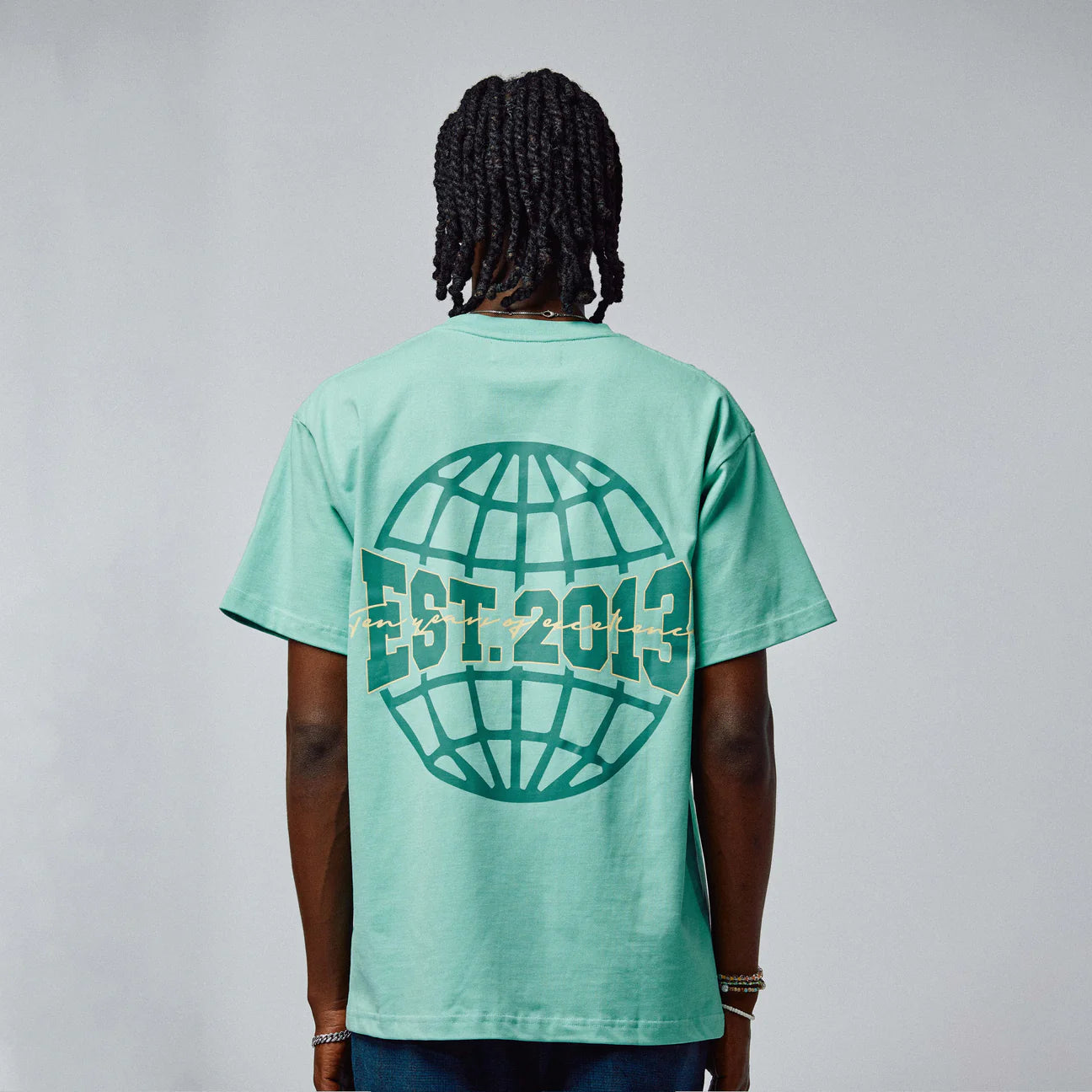 Men's & Women's Global Logo Graphic Tee in Green - Casual Streetwear for Everyday Outfits