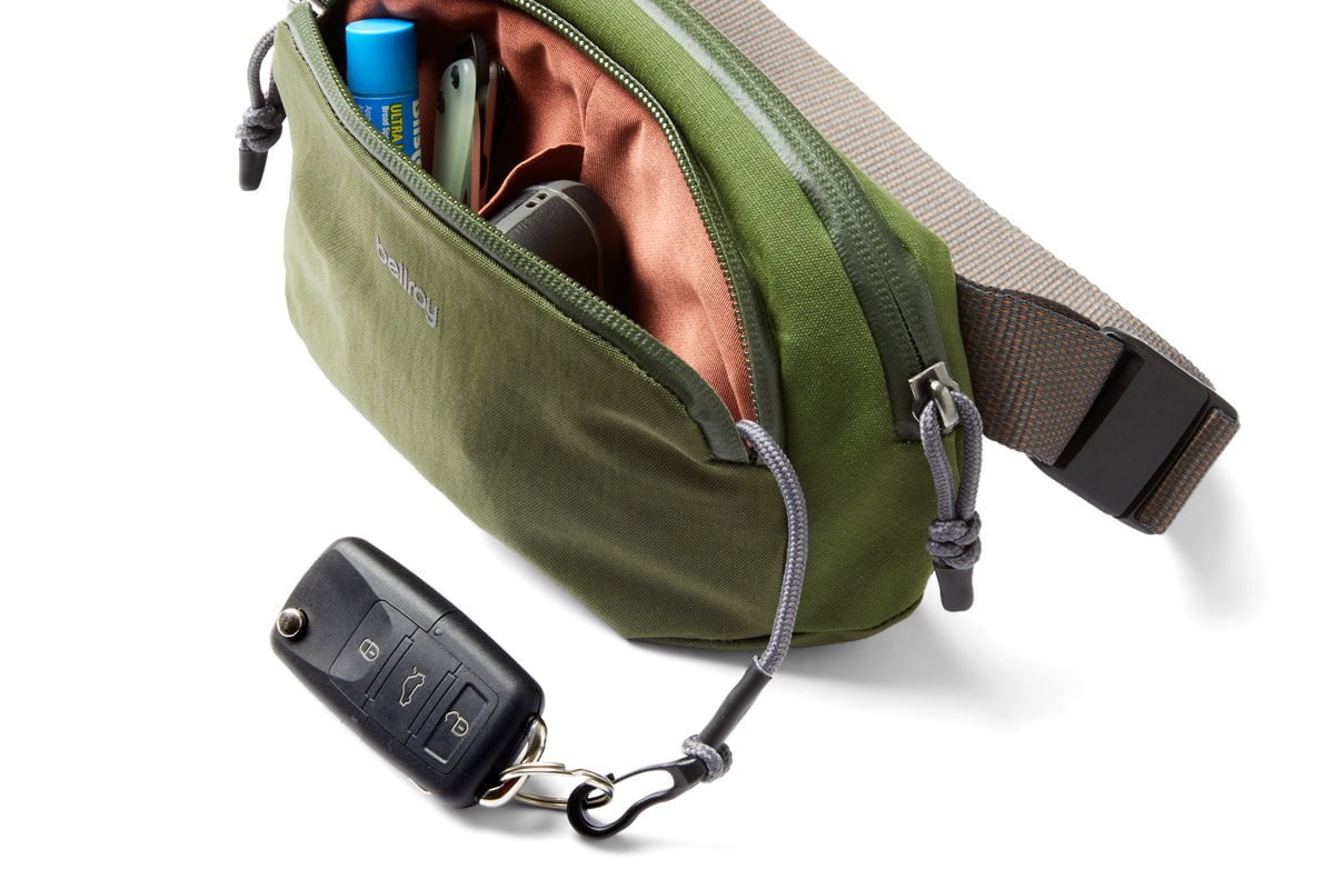 Bellroy Venture Hip Pack 1.5L - Water-Resistant Waist Bag for Travel, Hiking & Everyday Use - Compact Crossbody Fanny Pack with Adjustable Strap (Black)