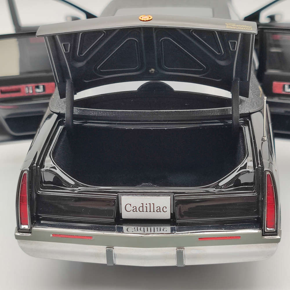 1:18 Scale Cadillac Fleetwood Long Wheelbase Diecast Model Car - Gold Logo Limited Edition (Only 99 Pieces) - Collectible Toy Car Gift for Adults & Car Enthusiasts - Perfect for Display, Collection and Special Occasion Gifts