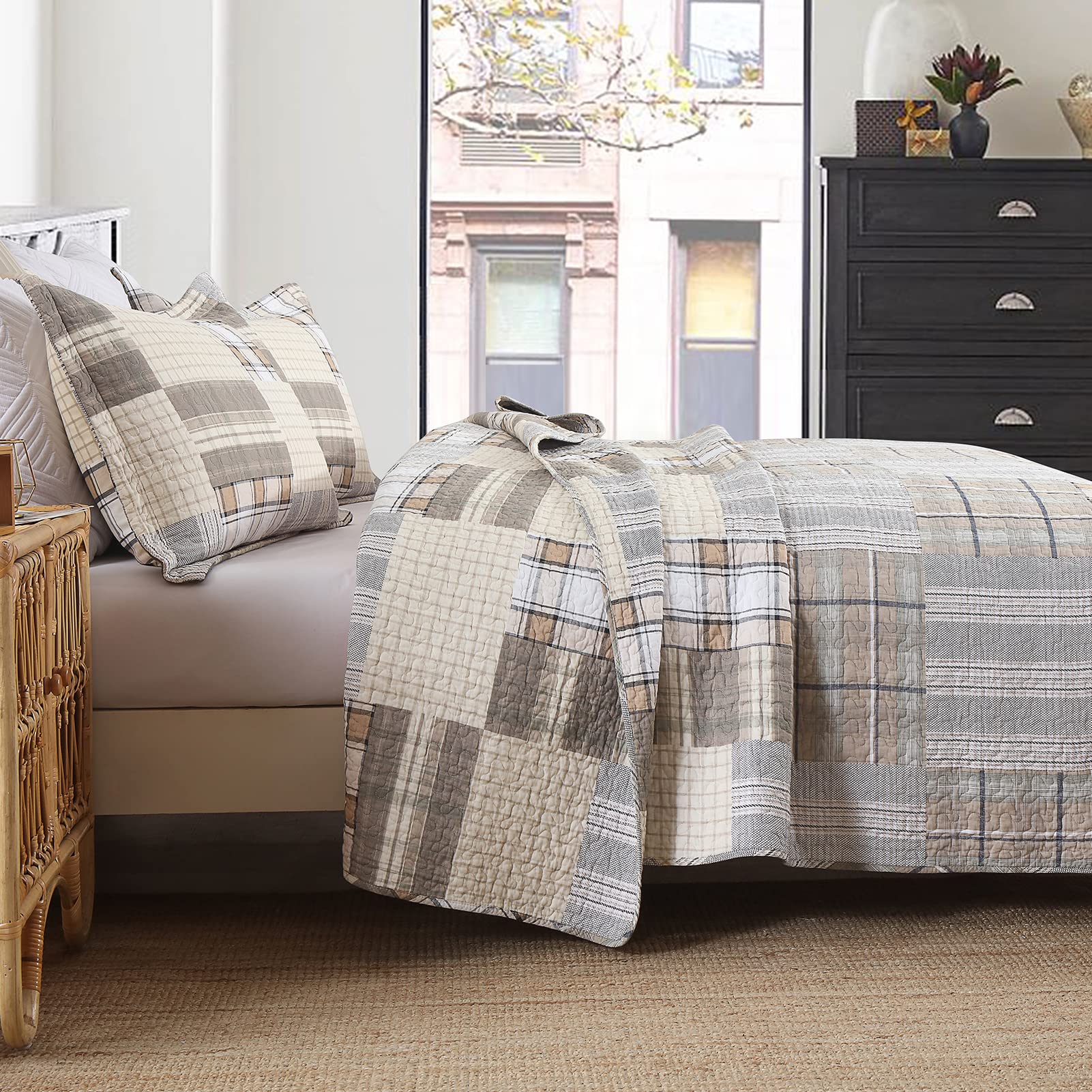 Queen Size Quilt Set - 100% Cotton Patchwork Bedspread, 3-Piece Plaid Farmhouse Reversible Lightweight Quilt for Queen Bed | Perfect for Cozy Bedroom Decor, Guest Room & Rustic Home Styling