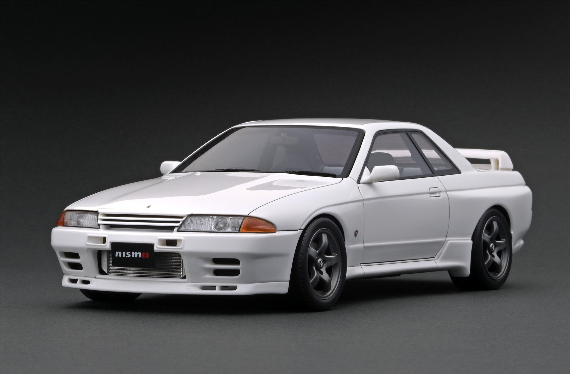 1:18 Scale Nissan Skyline GT-R NISMO R32 Diecast Model Car - White - Collectible Racing Car for Display & Gift - Perfect for Car Enthusiasts & Model Collectors