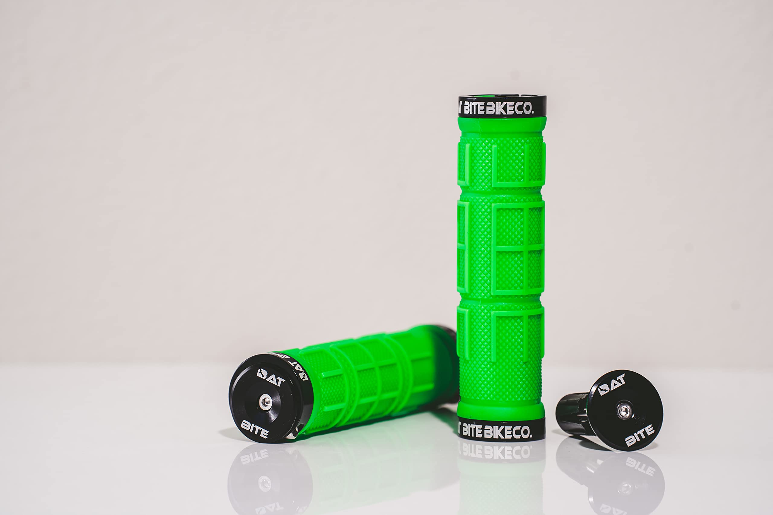 Premium Mountain Bike Handlebar Grips with Alloy Bar End - Double Lock-on MTB Grips for Anti-Slip Control - Comfortable Ergonomic Design for BMX, E-Bike, Scooter & Beach Cruiser - Ideal for Trail Riding, Commuting and Urban Cycling