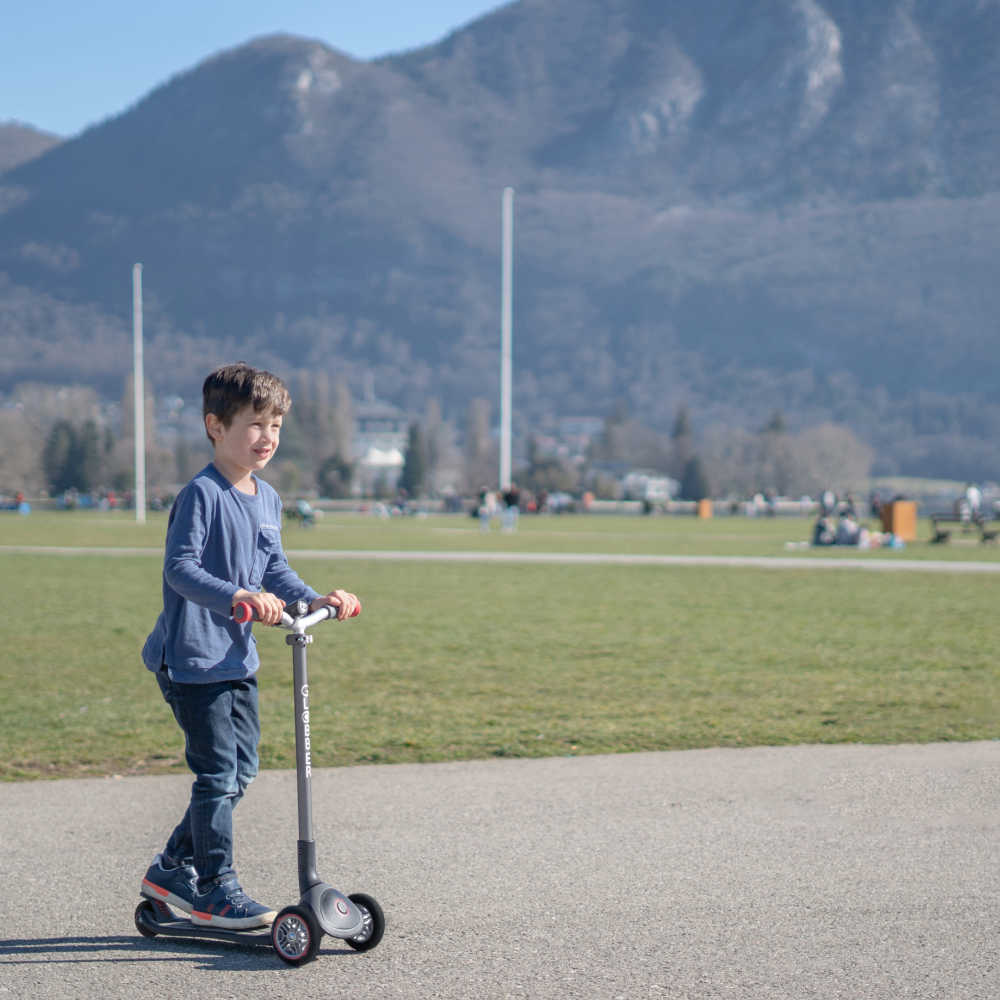 Globber Master Scooter - Premium 3-Wheel Kick Scooter for Kids & Adults - Lightweight, Durable & Adjustable Height - Perfect for Commuting, Outdoor Fun & Neighborhood Rides