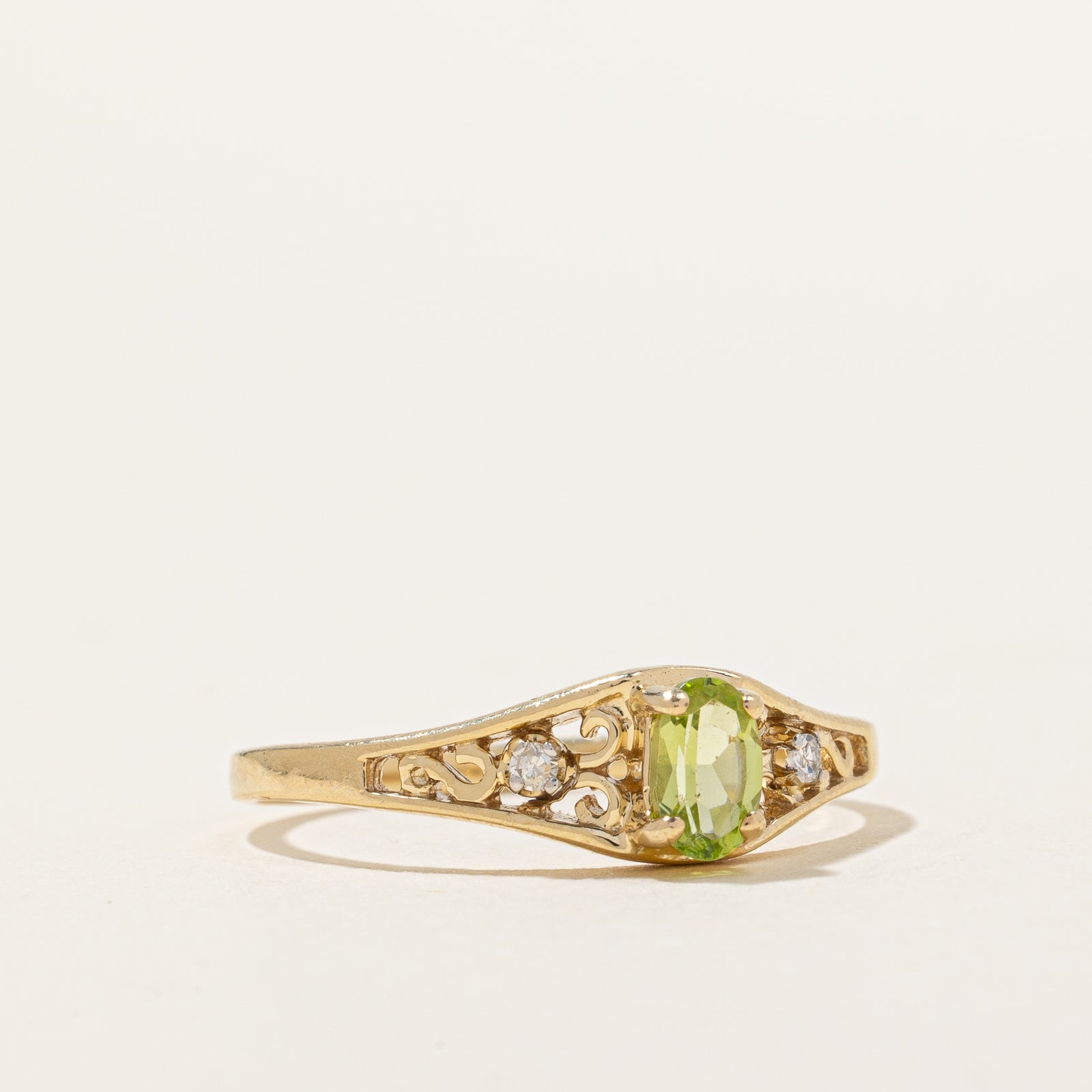 Peridot & Diamond Tapered Ring - 0.25ct Peridot & 0.02ctw Diamond - Size 7 - Elegant Birthstone Jewelry for Women - Perfect for Birthdays, Anniversaries & Special Occasions
