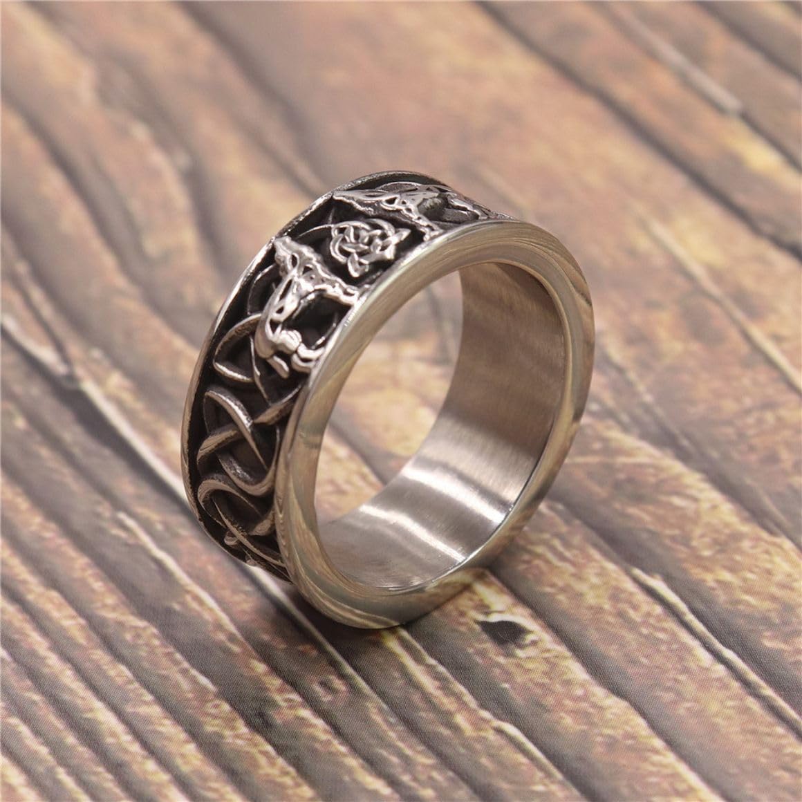 Men's Wolf Ring - Retro Viking Wolf Totem Signet Ring with Cross Line Design, Norse Amulet Jewelry for Punk Style | Perfect for Gifts, Cosplay, and Gothic Fashion Accessories