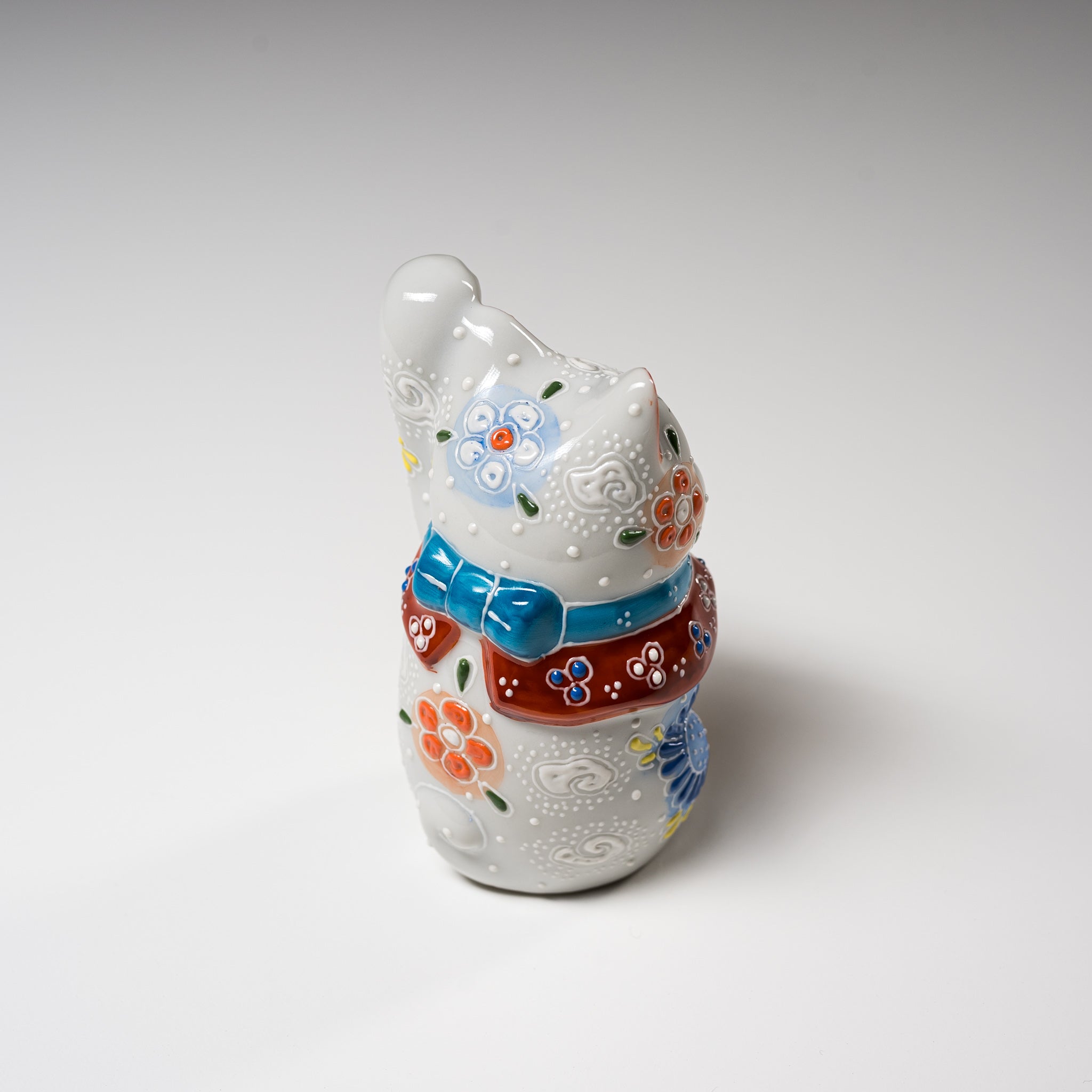 Kutani Ware White Beckoning Cat 'Moe' - Japanese Ceramic Lucky Cat Ornament for Home Decor, Office Feng Shui & Gift Giving