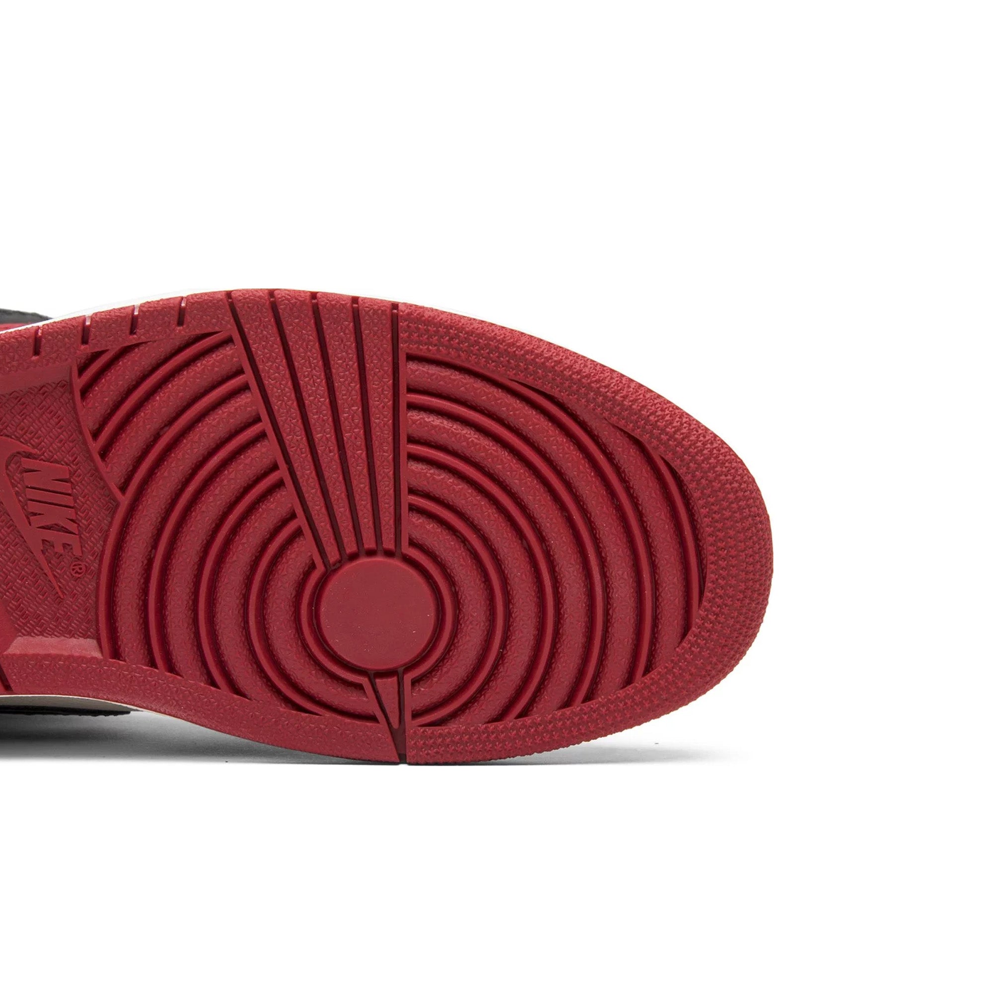 Air Jordan 1 Retro High 'Bred Toe' Sneakers (2018 Release) - Men's Basketball Shoes for Streetwear & Casual Outfits
