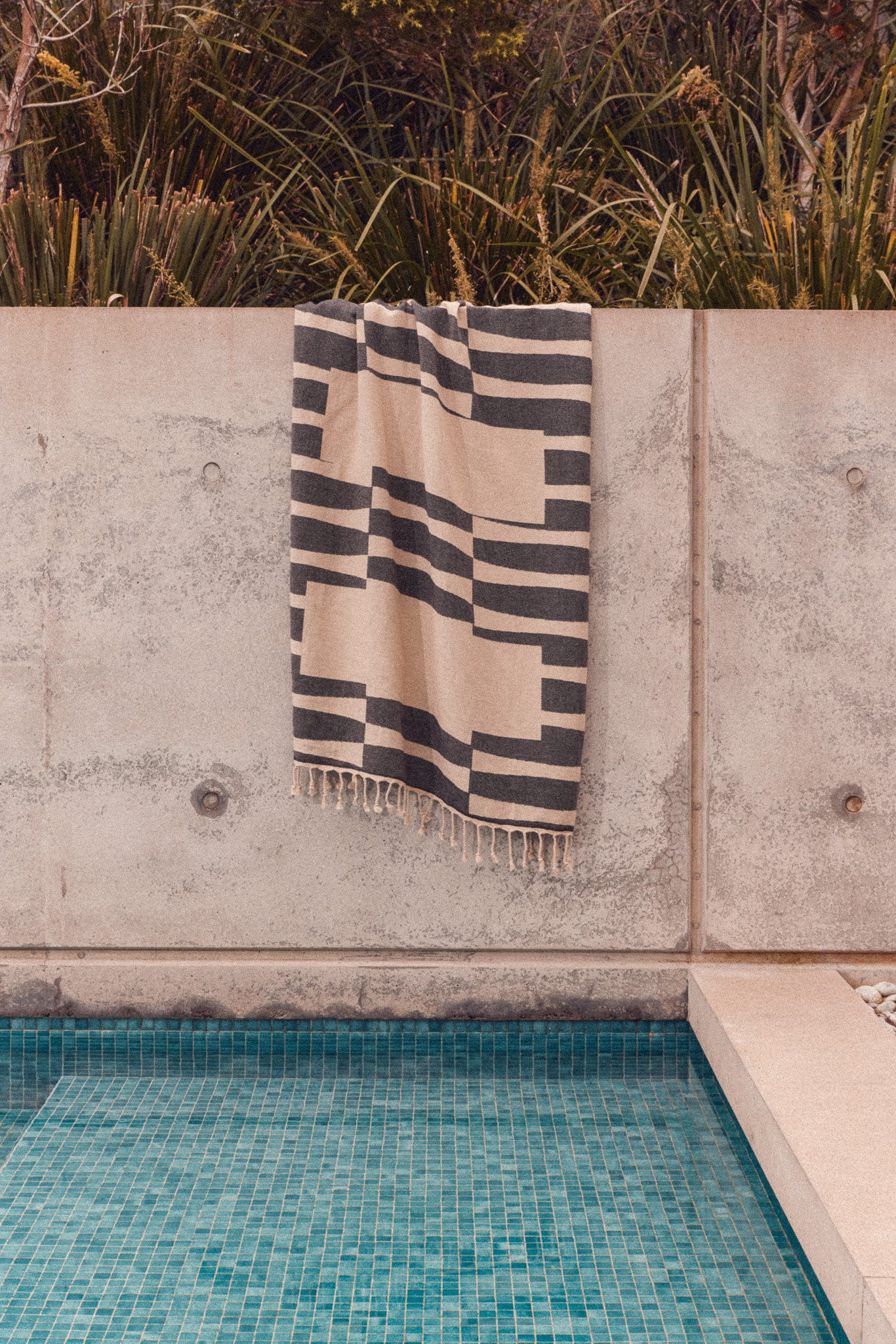 Premium Turkish Beach Towel - Soft & Absorbent Quick-Dry Towel for Pool, Beach & Travel - Black - Perfect for Vacation, Yoga & Outdoor Activities