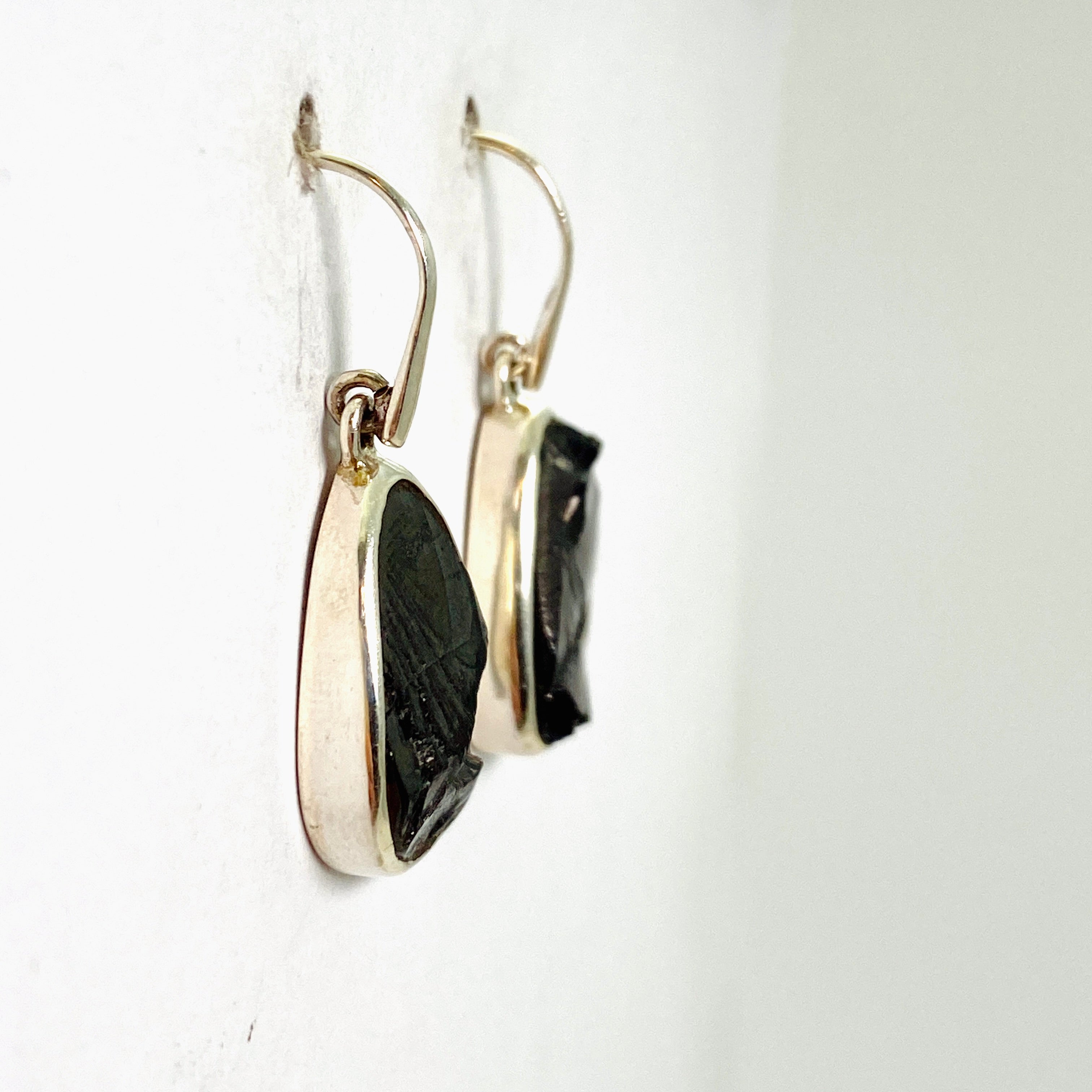 Natural Shungite Freeform Raw Stone Earrings for Women – Handmade Healing Crystal Jewelry for EMF Protection & Stress Relief – Perfect for Meditation, Yoga & Spiritual Healing