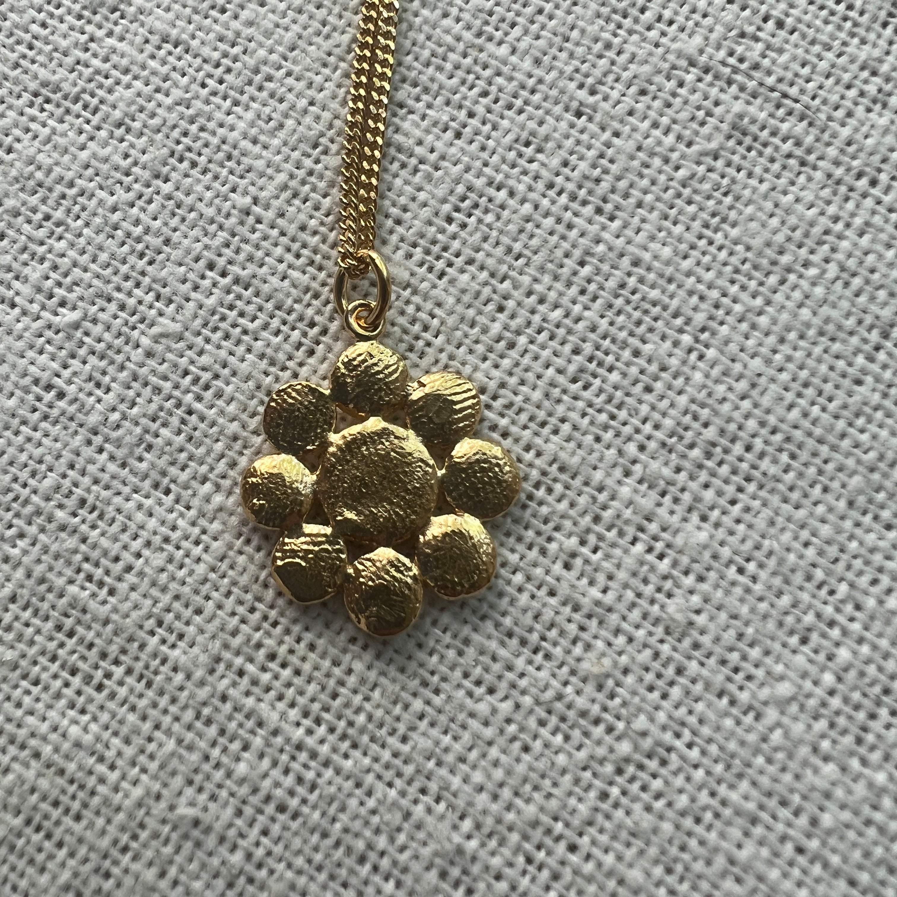 Happy Flower Pendant Necklace 45cm - 18K Gold Plated Elegant Jewelry for Women, Perfect for Parties, Weddings & Everyday Wear