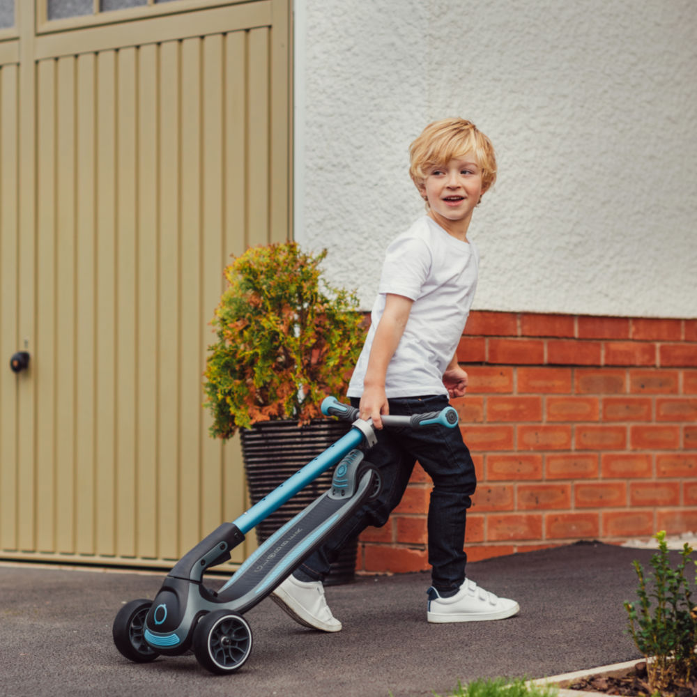 Globber Ultimum 3 Wheel Scooter for Kids - Lightweight Foldable Kick Scooter with Adjustable Handlebar - Perfect for Commuting, School & Outdoor Play