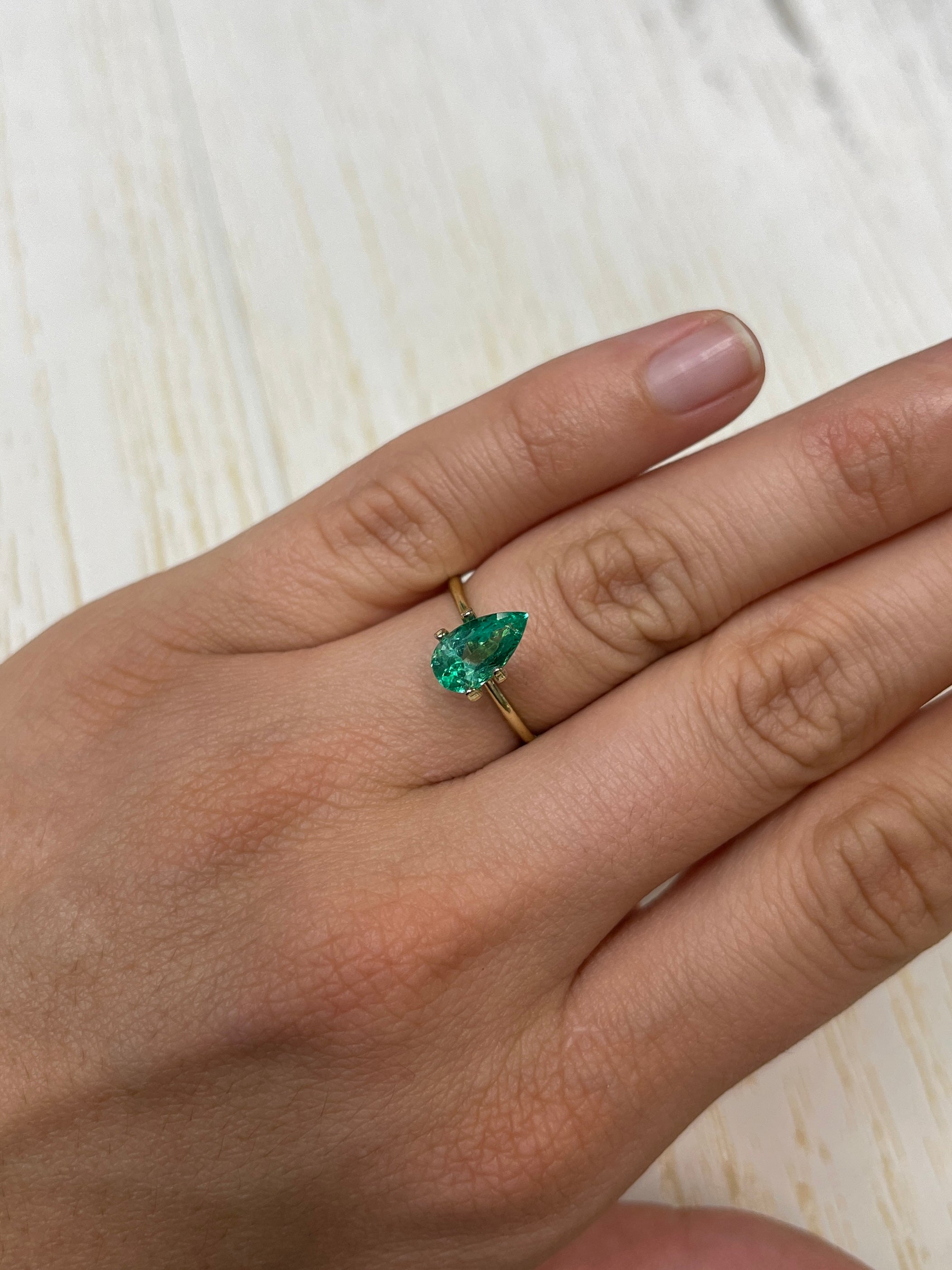 1.55 Carat 10x6mm VVS Clarity Natural Green Colombian Loose Emerald Pear Cut Gemstone for Jewelry Making & Engagement Rings
