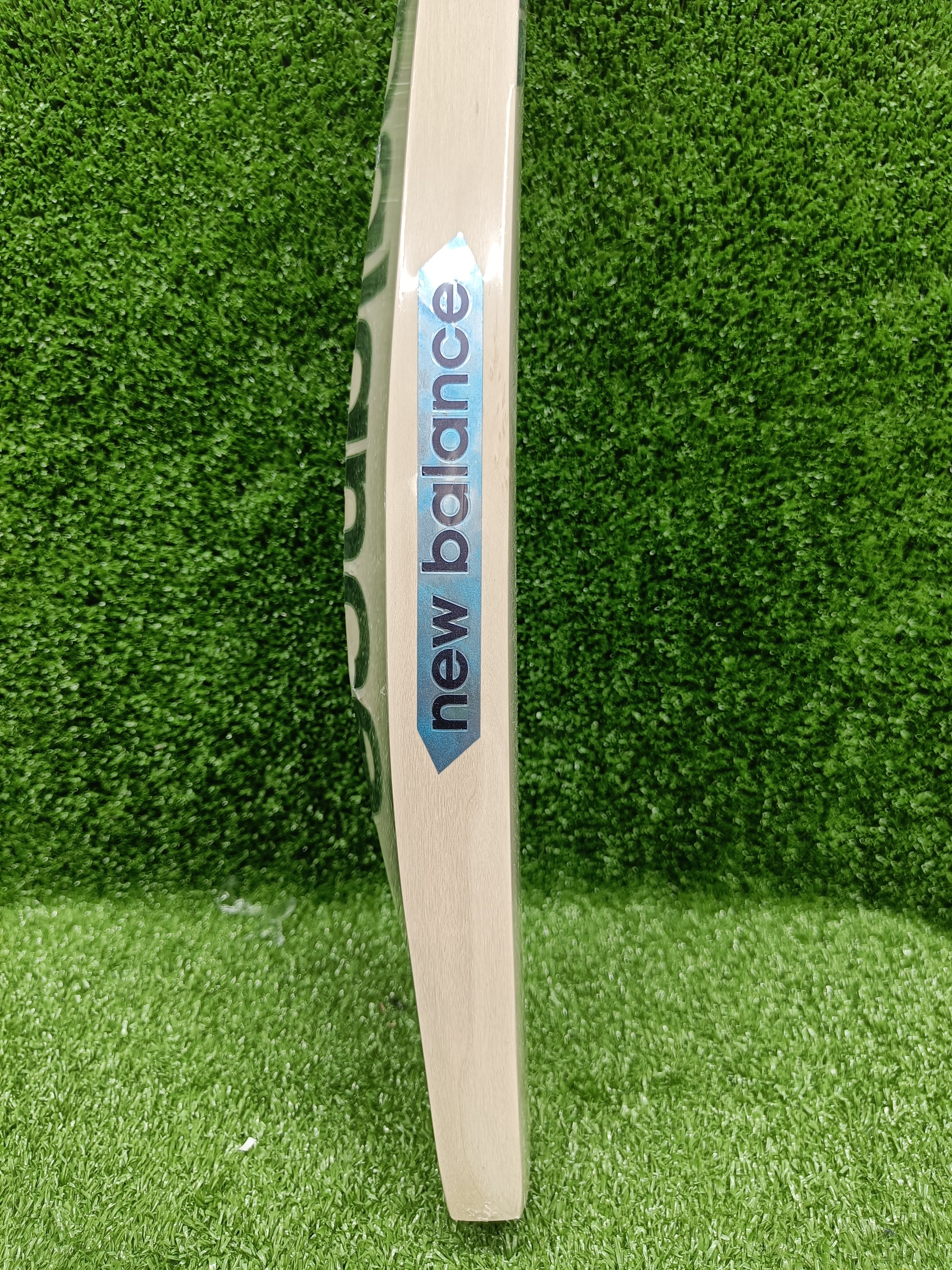 NB DC 1040 English Willow Cricket Bat - Premium Grade Cricket Equipment for Professional Players - Perfect for Matches, Training & Practice Sessions