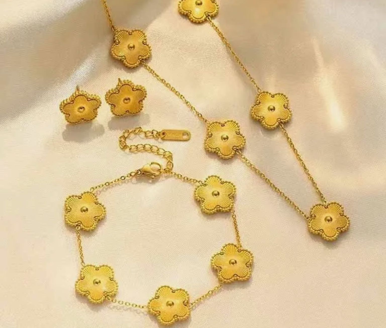 Elegant Gold Flower Bracelet for Women - Dainty Floral Jewelry Gift for Her - Perfect for Weddings, Parties & Everyday Wear