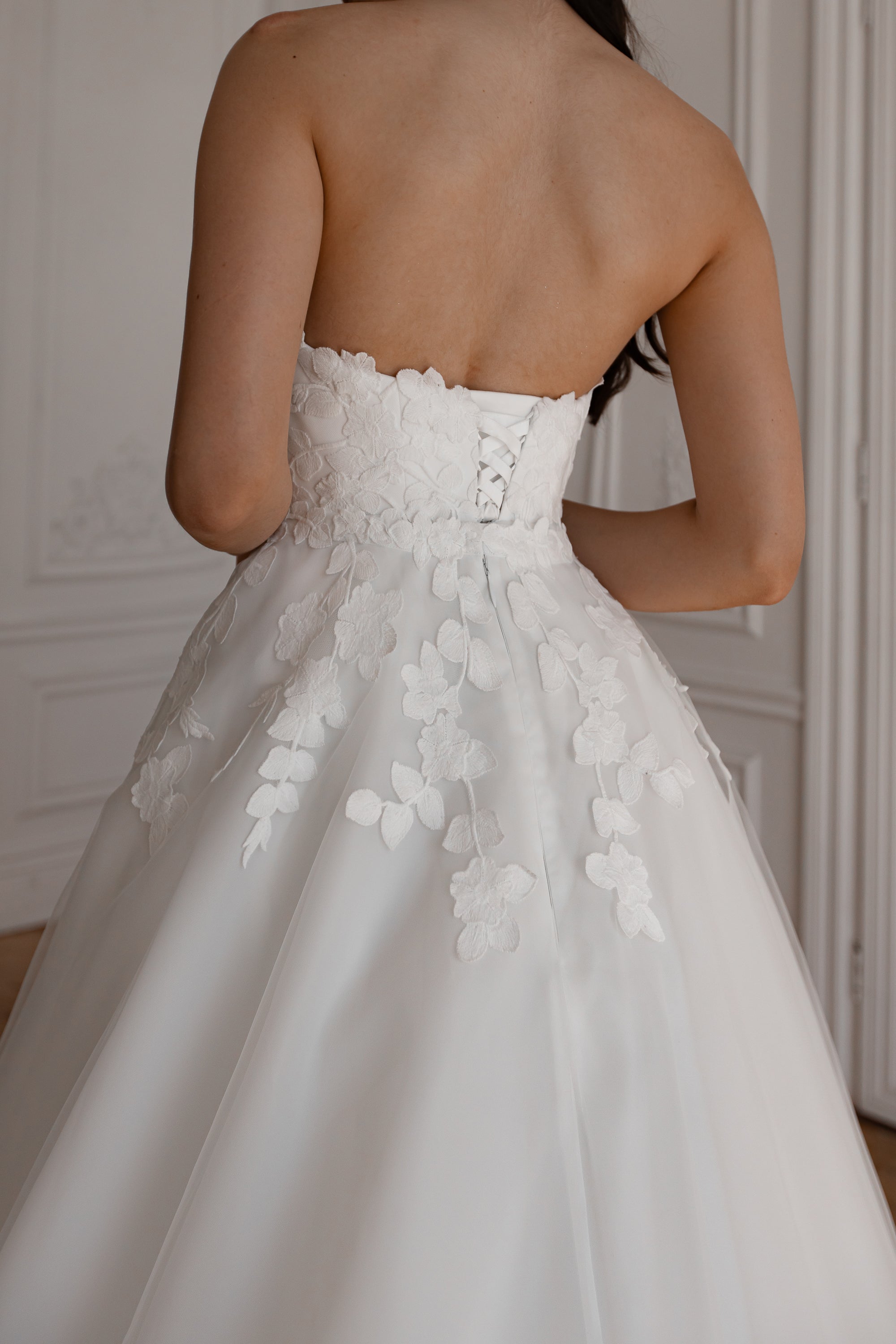 Elegant Lillian Wedding Dress with Detachable Train - Perfect for Bridal Ceremony, Reception & Formal Events