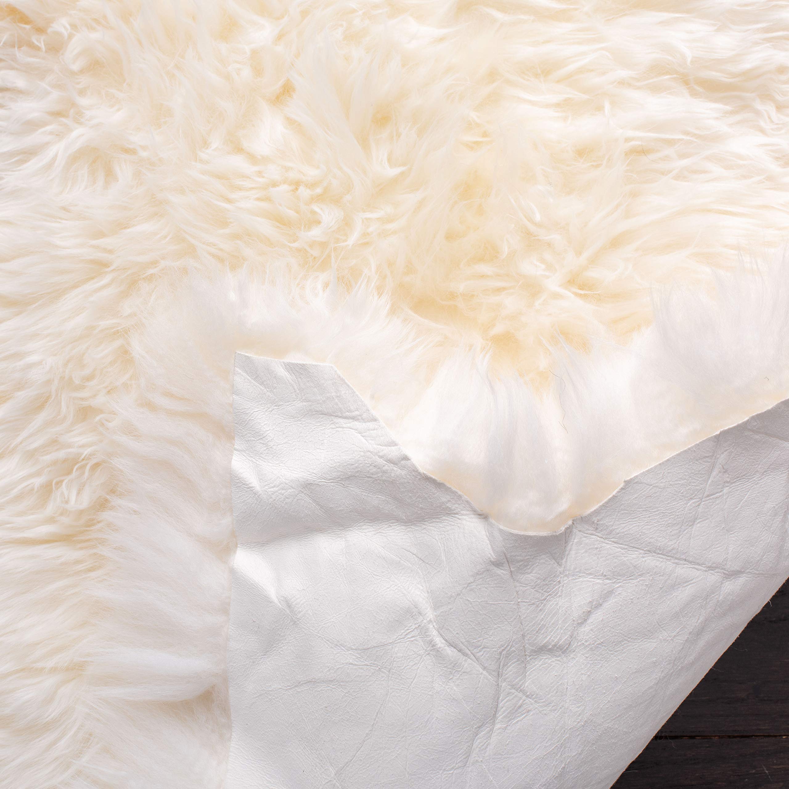 SAFAVIEH Sheepskin Rug 2' x 6' White Handmade Genuine Pelt Runner - Extra Thick 3.4