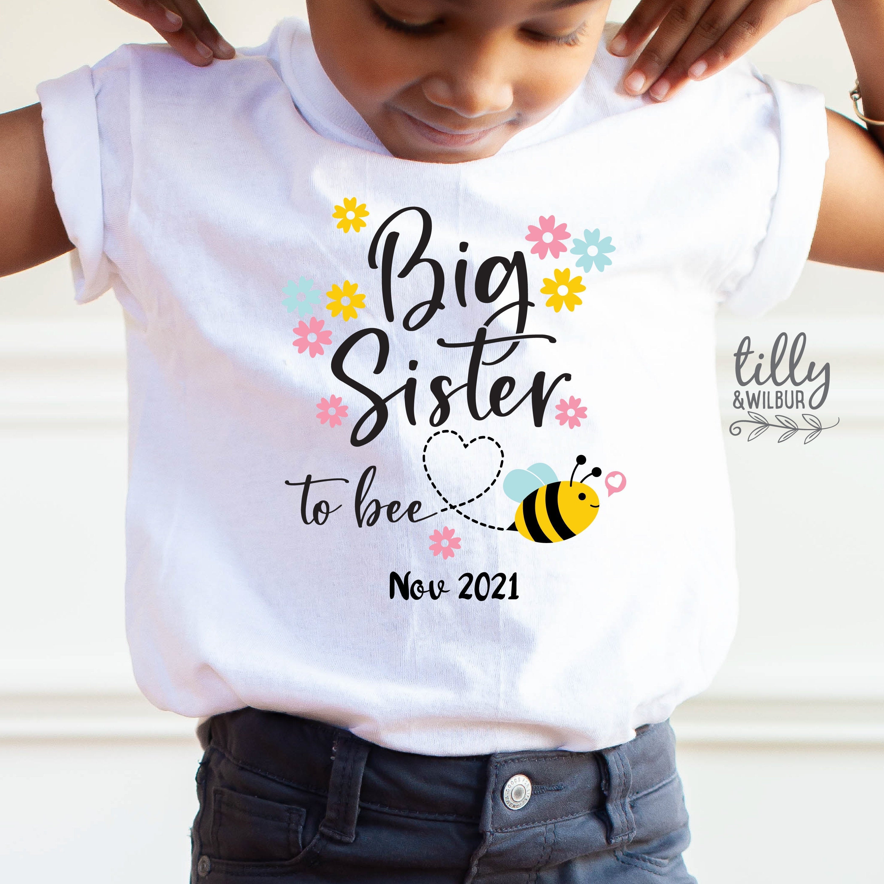 Big Sister To Bee T-Shirt - Cute Sibling Matching Outfit for Family Photos & Special Occasions