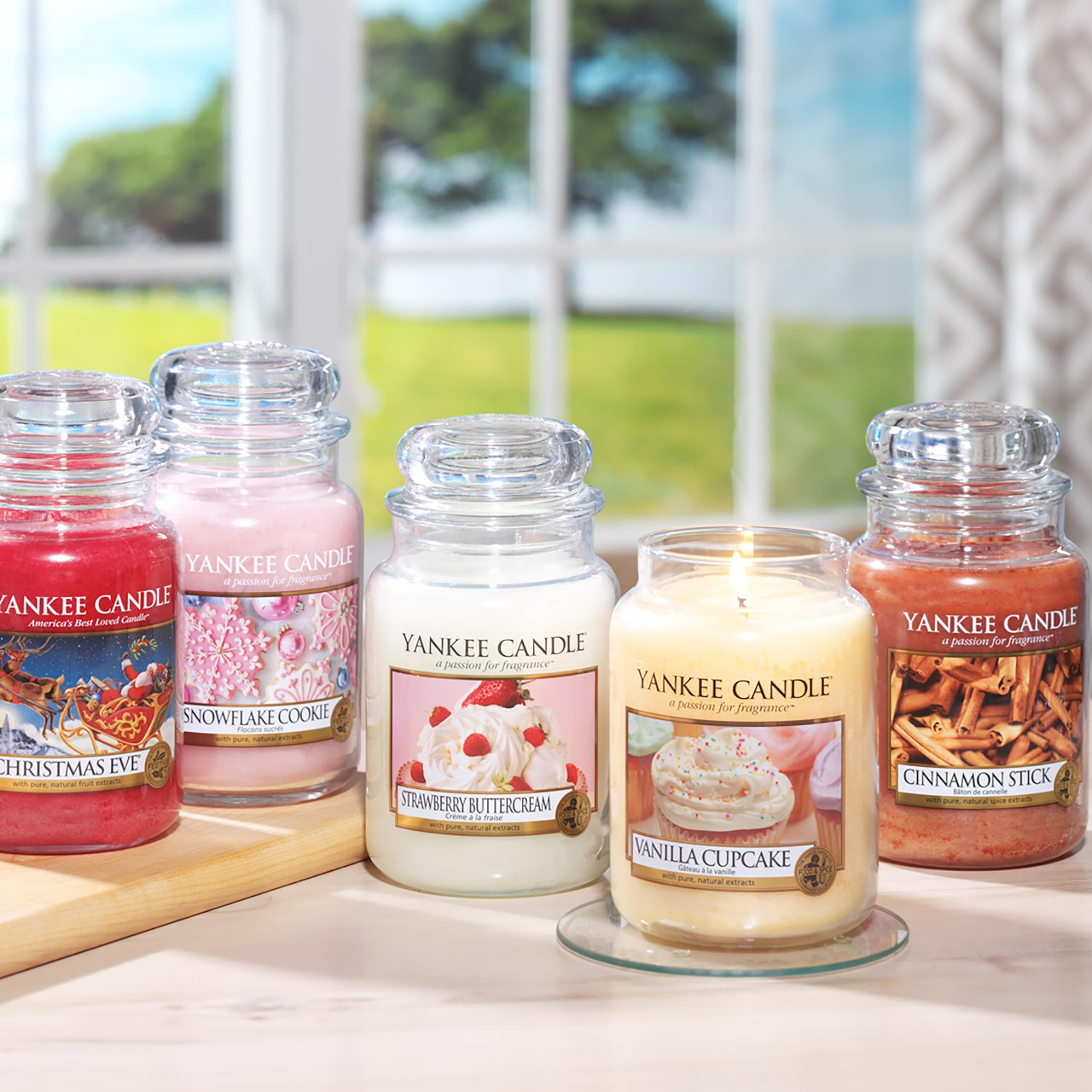 Yankee Candle Scented Candle - Snowflake Cookie Large Jar Candle (150 Hours Burn Time) | Best Christmas Gift for Women, Home Decor & Holiday Aromatherapy