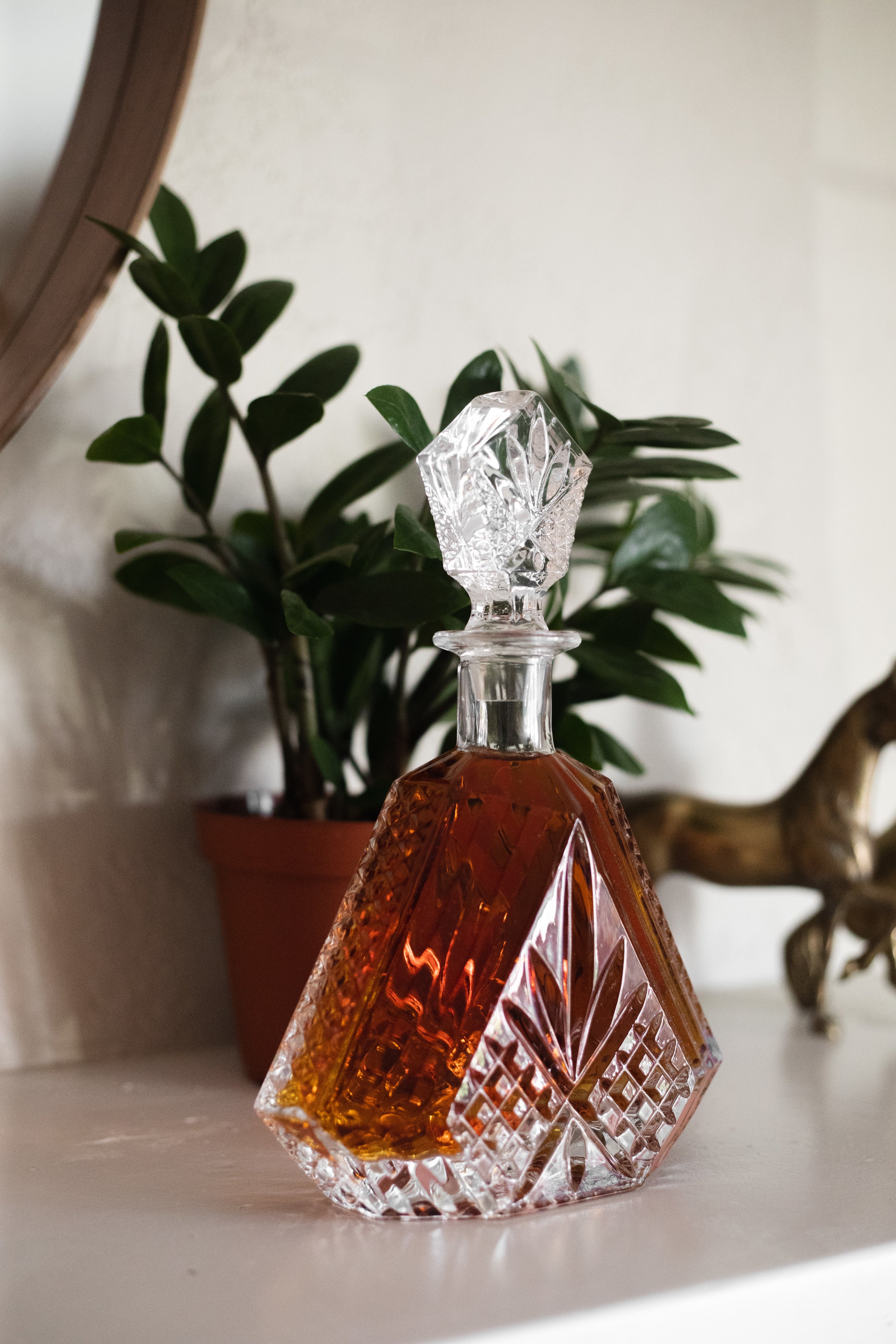 Premium Admiral Crystal Irish Cut Whiskey Decanter Set - Elegant Glass Liquor Carafe with Stopper for Bourbon, Scotch & Whiskey - Perfect for Home Bars, Gifts & Entertaining