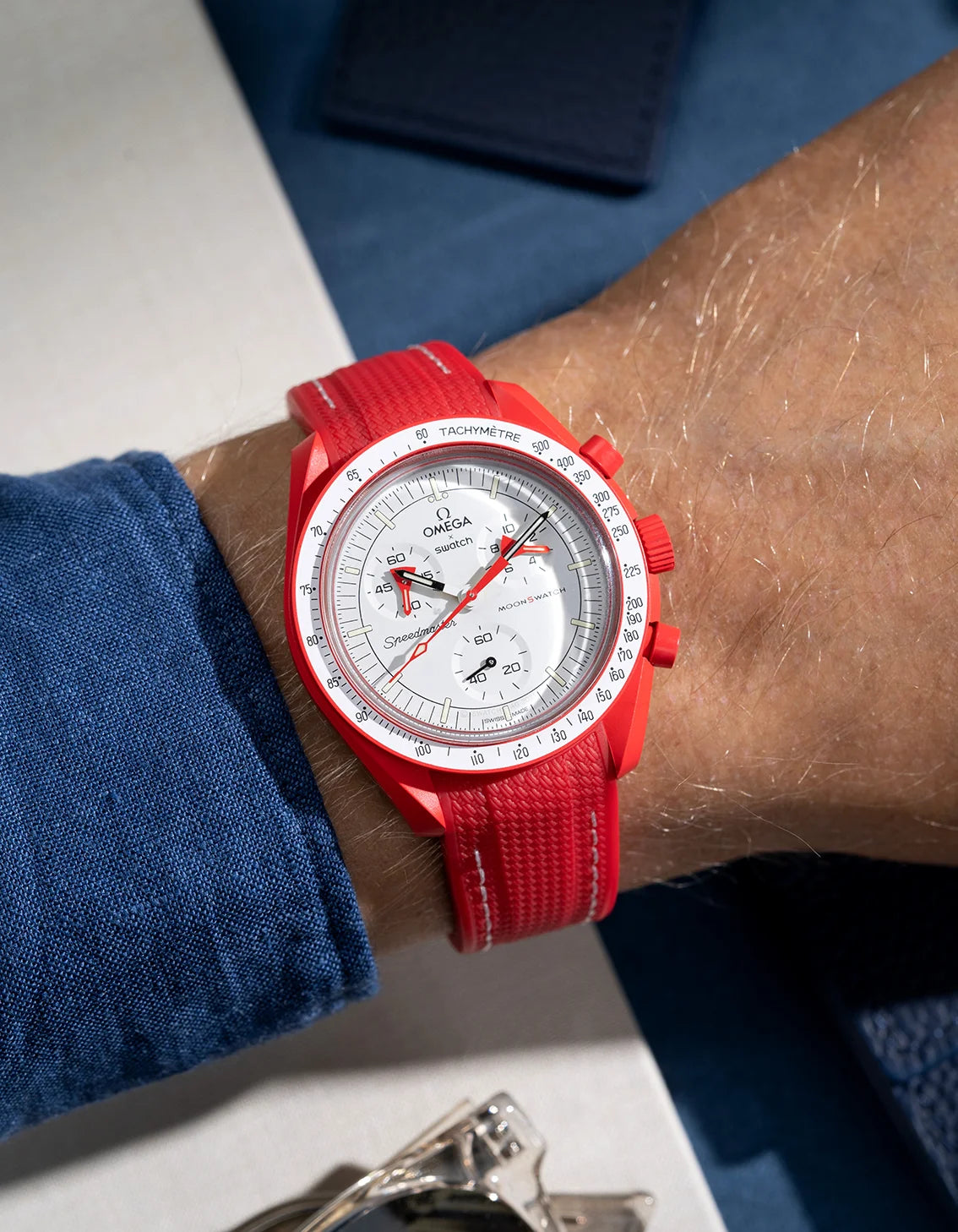 Curved Vertech Rubber Watch Strap - Durable & Comfortable Red Wristband for Men & Women - Perfect for Sports, Outdoor Activities & Everyday Wear