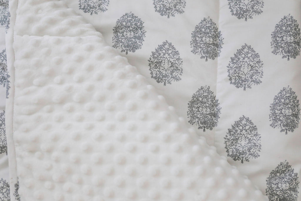 Cozy Kate Blanket - Soft & Warm Fleece Throw for Women & Men - Perfect for Couch, Bed, and Travel - Home & Office Comfort