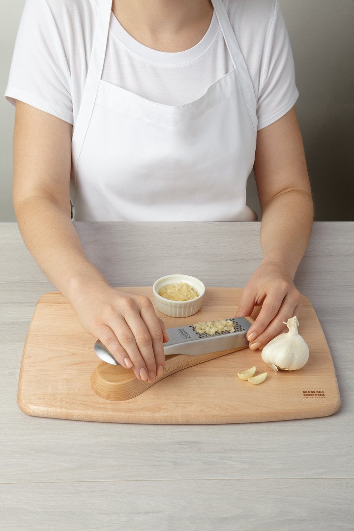 Kuhn Rikon Stainless Steel Tabletop Garlic Press - Heavy Duty Garlic Crusher & Mincer for Effortless Cooking - Perfect for Kitchens, Restaurants, and Home Chefs