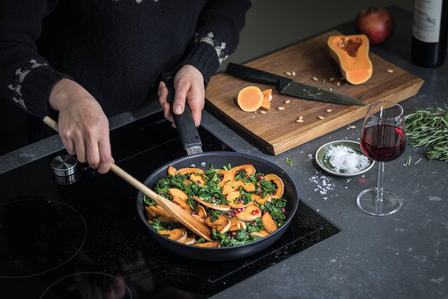 Fiskars 28cm Non-Stick Sauté Pan with Lid - 3.5L Capacity, Scratch-Resistant Hard Face Aluminum Cookware for Gas, Electric & Induction Hobs - Perfect for Searing, Stir-Frying & Everyday Cooking