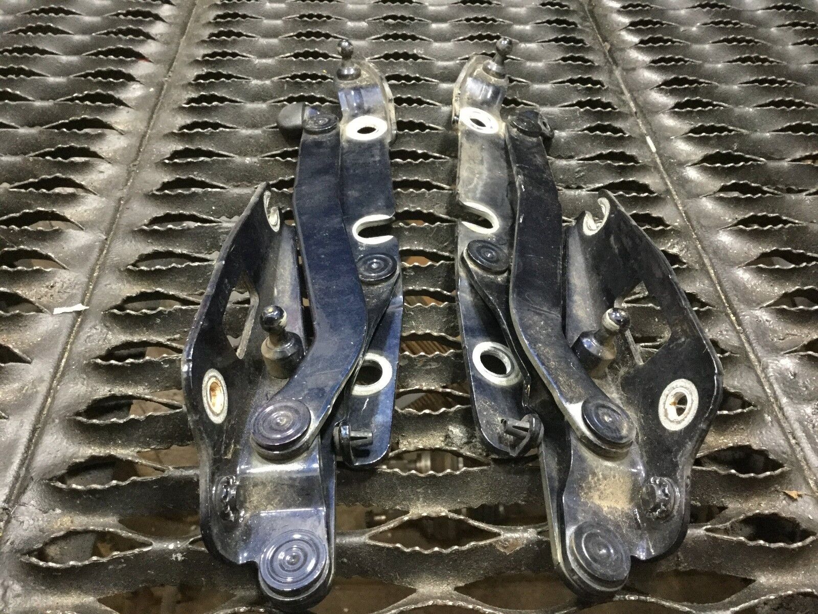 05-08 Audi A4 Trunk Lid Hinge Set (Left & Right 2pcs) - OEM Replacement Parts for Smooth Trunk Operation & Secure Closure