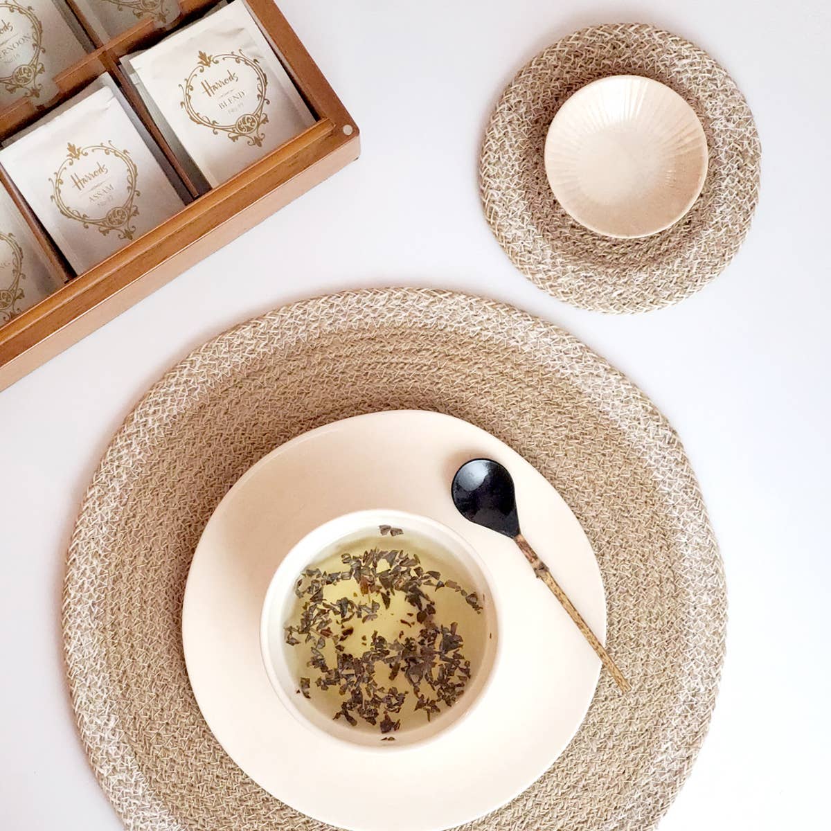 Eco-Friendly Woven Jute Placemats Set of 4 - Natural & Durable Table Mats for Dining, Kitchen, or Outdoor Picnic Use