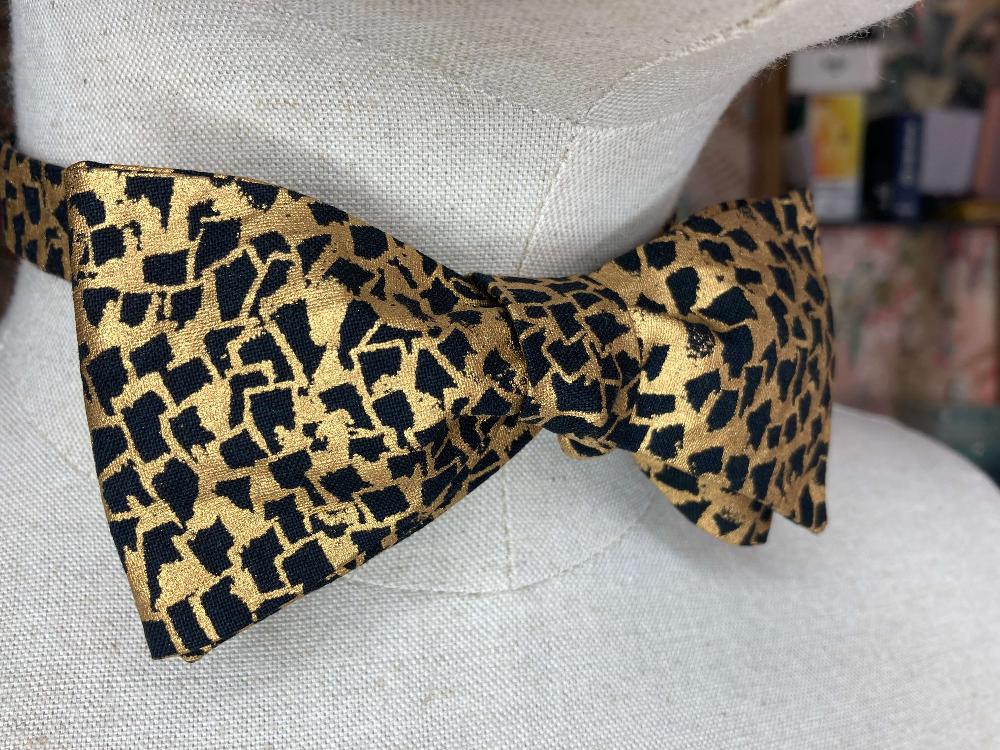 Elegant Metallic Gold & Black Bow Tie for Men - Premium Satin Formal Accessory for Weddings, Prom & Special Occasions