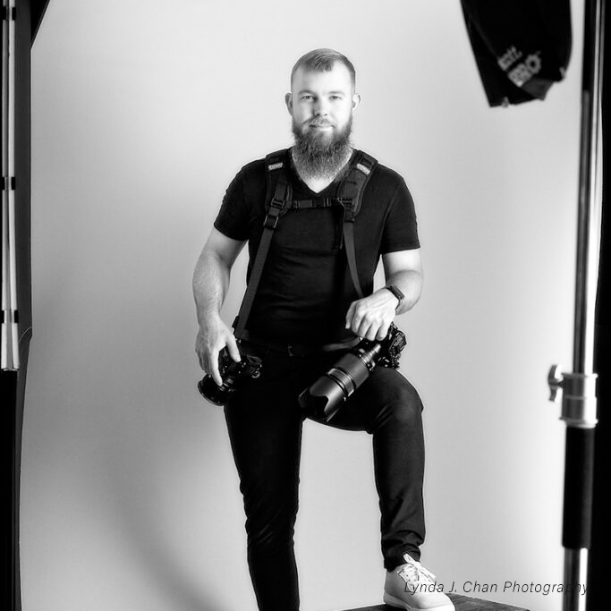 EasiFrame Curved Self-Supporting Portable Studio Infinity Cove Cyclorama Background Kit V2 - Professional White Seamless Backdrop for YouTube Videos, Product Photography & Live Streaming (Perfect for Home Studios, E-commerce & Content Creation)