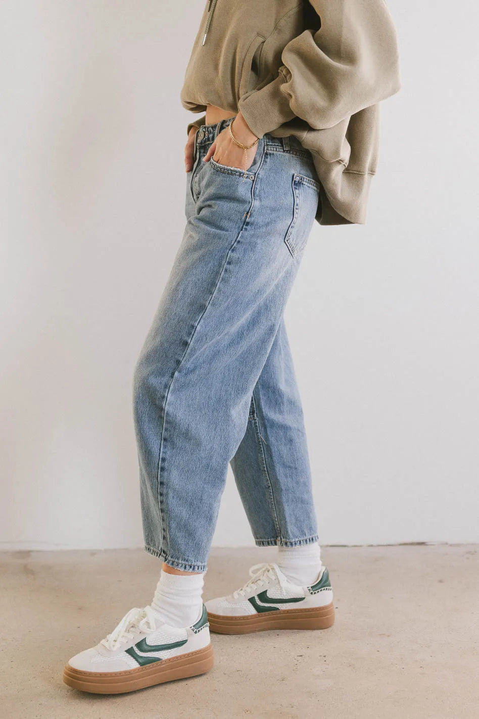 Bentlee Women's Cropped Barrel Jeans - Medium Wash Denim High Waist Straight Leg Pants for Casual Outfits & Streetwear Fashion