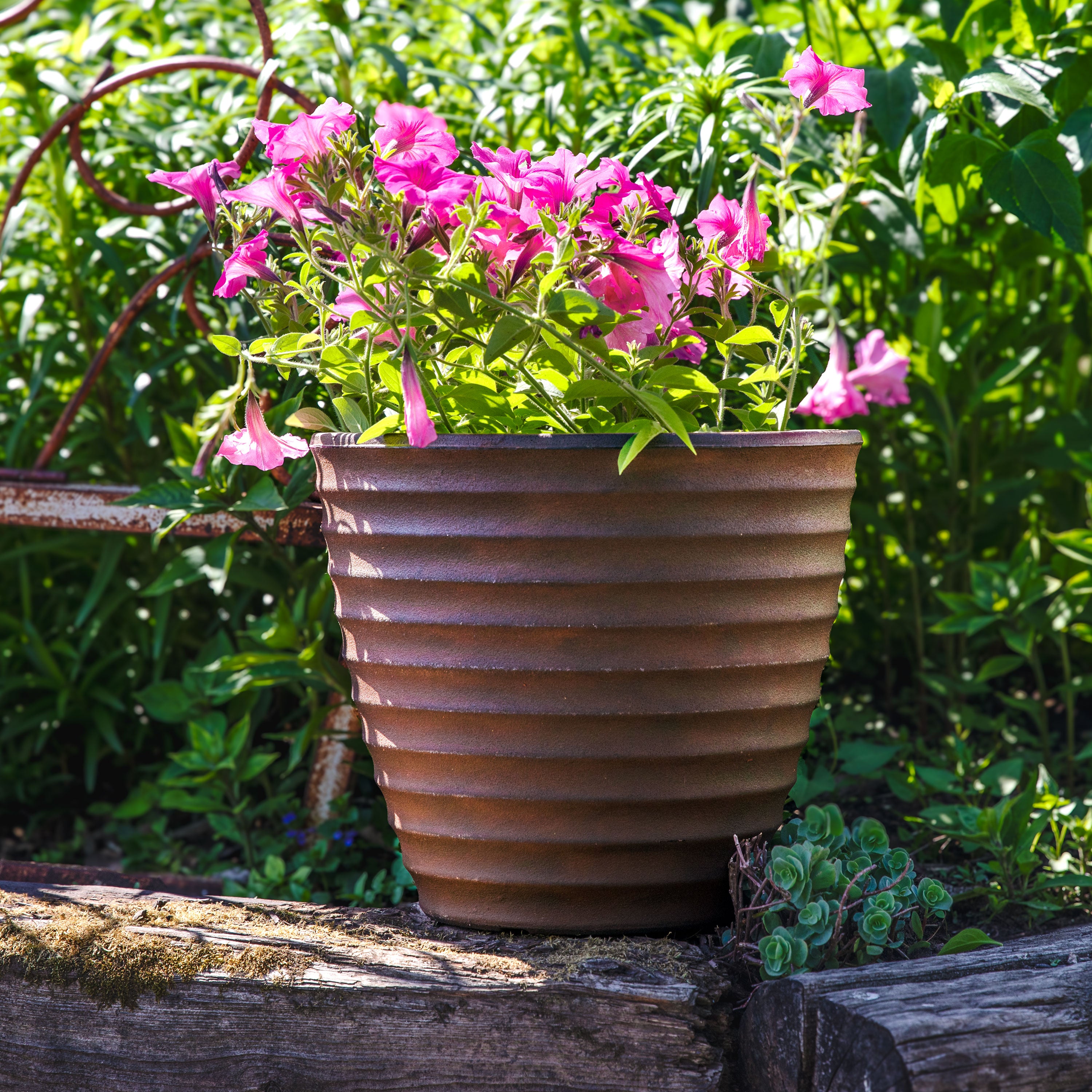 Sunnydaze Polyresin Ribbed Outdoor Plant Pot - Rust-Resistant Garden Decor for Patio, Deck & Balcony | Perfect for Succulents, Herbs & Flowers
