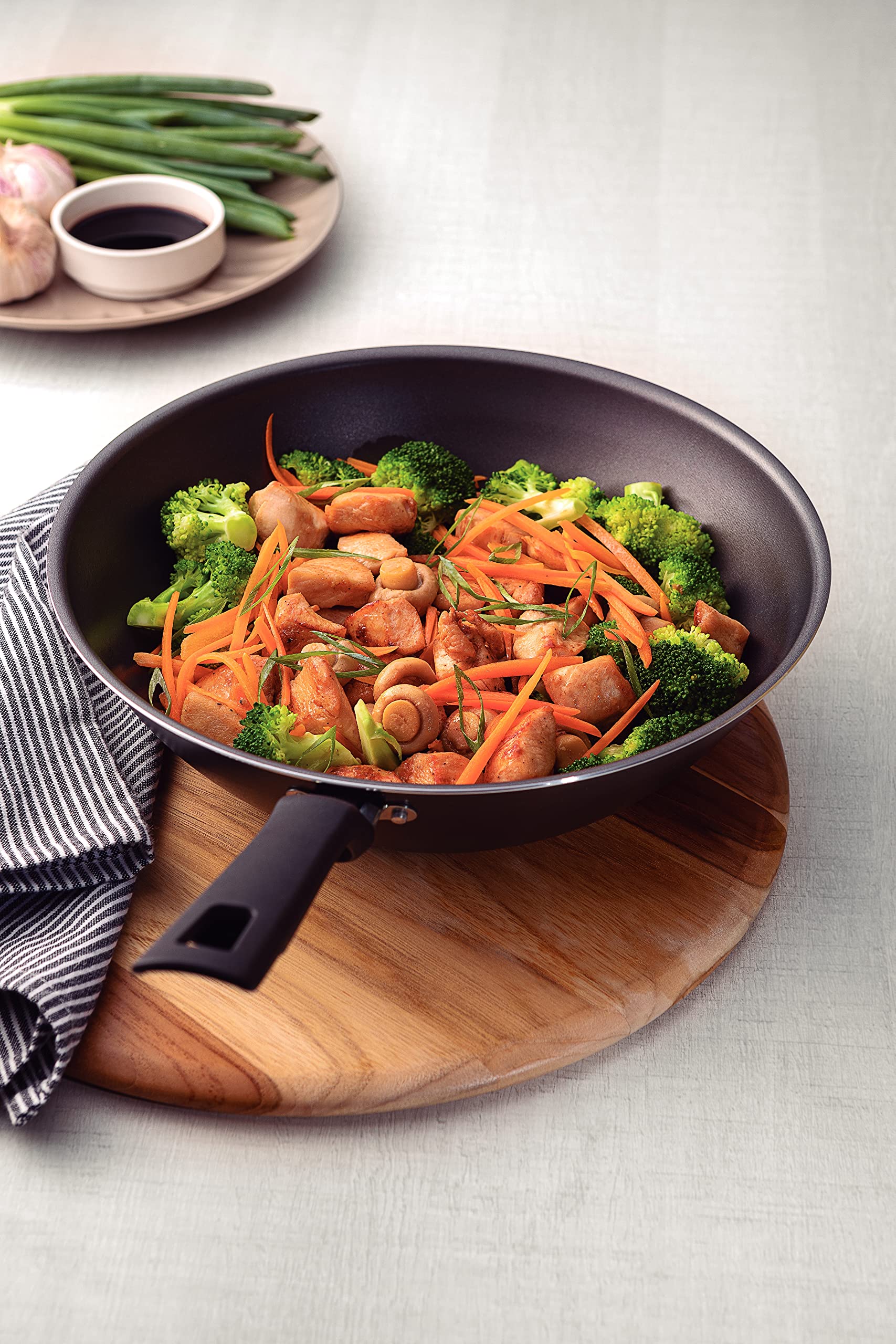 Tramontina Loreto 24cm Aluminum Wok Pan with Starflon Max Graphite Nonstick Coating - 2.2L Capacity - Perfect for Stir-Frying, Sautéing & Asian Cooking