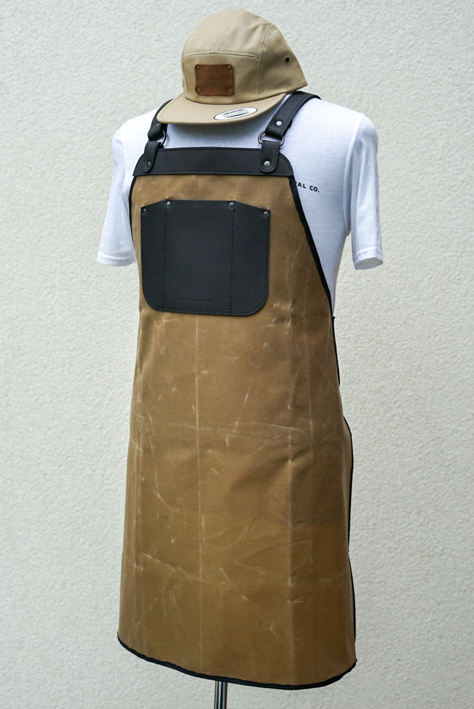 Premium Tan Waxed Canvas Apron with Black Leather Accents - Durable & Stylish Kitchen, BBQ, Workshop & Cooking Apparel for Chefs & DIY Enthusiasts