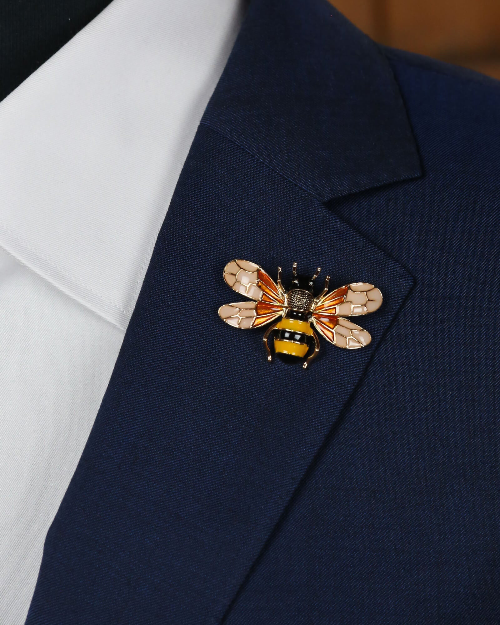 DÉCLIC Bee Enamel Pin - Yellow Cute Honeybee Brooch for Backpacks, Jackets & Hats - Perfect for Nature Lovers & Beekeeping Gifts