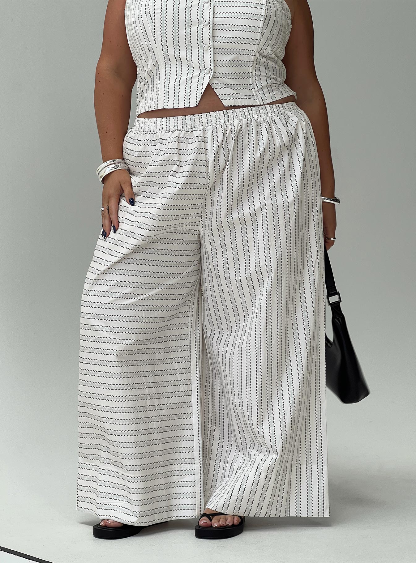 Stylish White Stripe Curve Boarder Pants for Men & Women - Trendy Casual & Skateboarding Wear - Perfect for Street Fashion, Outdoor Activities & Skate Sessions
