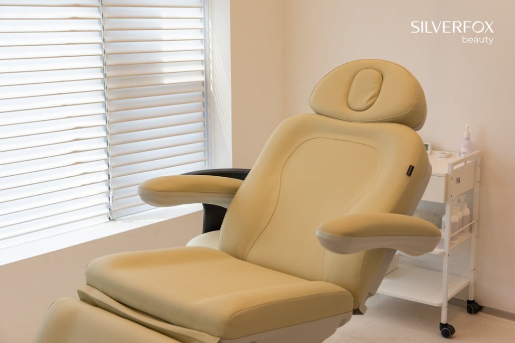 SilverFox 2246EBN Electric 4-Motor Professional Facial Bed with Memory Function - Adjustable Esthetician Chair for Spa & Salon Treatments, Includes Hand Remote, Paper Holder & Foot Cover Package - Perfect for Facials, Massage & Skin Care Procedures