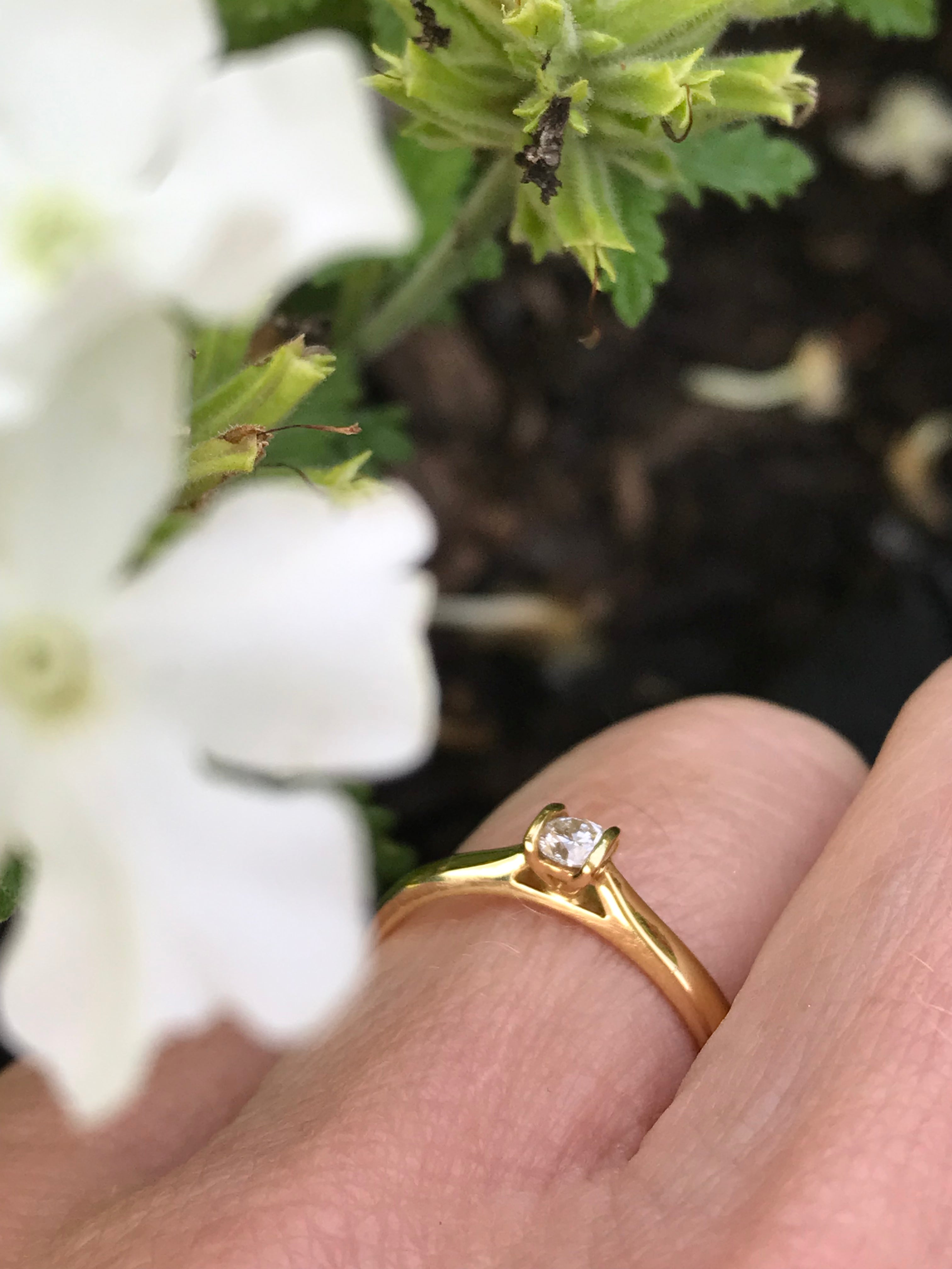 18ct Gold Betty Ring with 0.14ct Natural Brilliant Diamond FVS Size O - Elegant Jewelry for Women, Perfect Gift for Anniversary, Engagement & Special Occasions