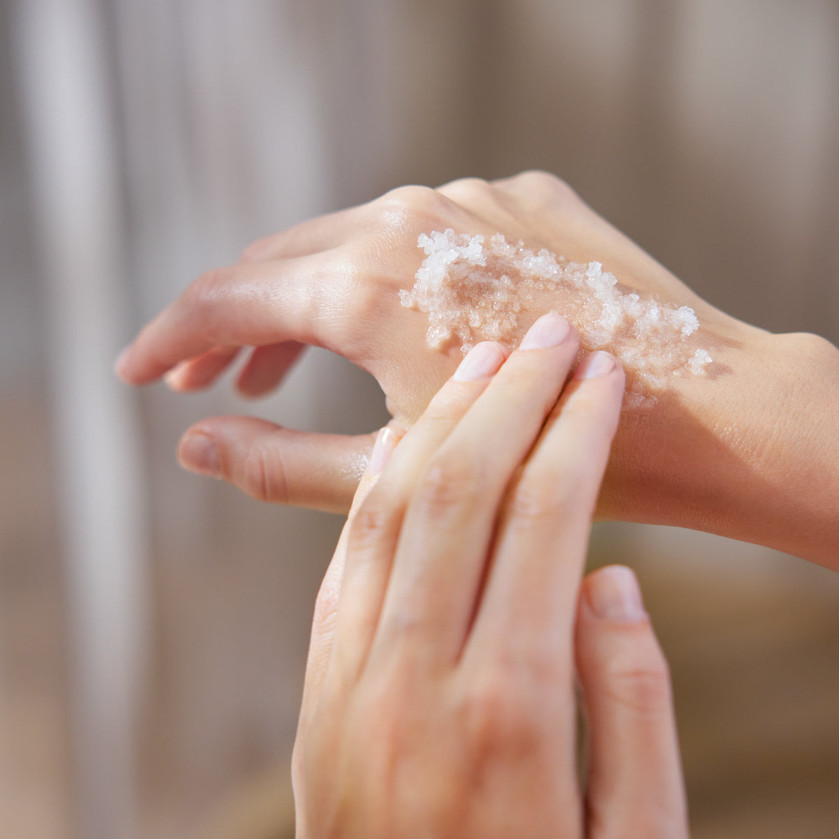 Premium White Tea Body Scrub 600g - Exfoliating & Moisturizing for Soft, Glowing Skin - Perfect for Spa Days & Self-Care Routines