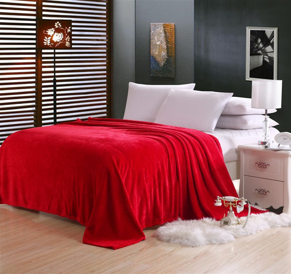 Soft & Cozy Fleece Blanket Twin Size - Lightweight Microfiber Plush Bed Blanket for Single Bed, Sofa, Couch & Travel - Solid Red Flannel Blanket for Winter Warmth, Home Decor & Gift Giving