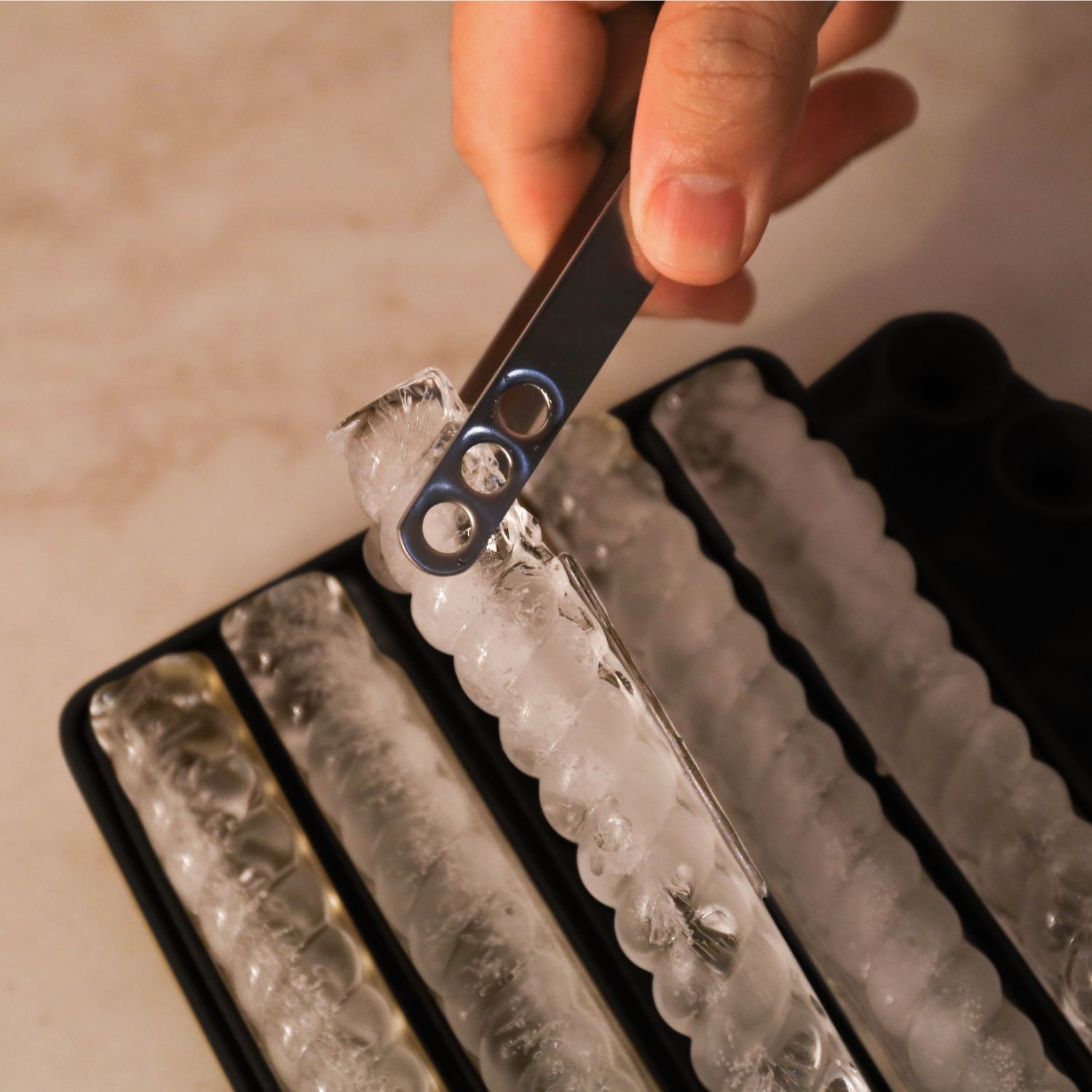 DESIGNSTUFF Spiral Twist Ice Cube Tray - Premium Silicone Ice Mold for Cocktails, Whiskey & Drinks - Fun Unique Ice Cubes for Parties, Home Bar & Entertaining (Black)