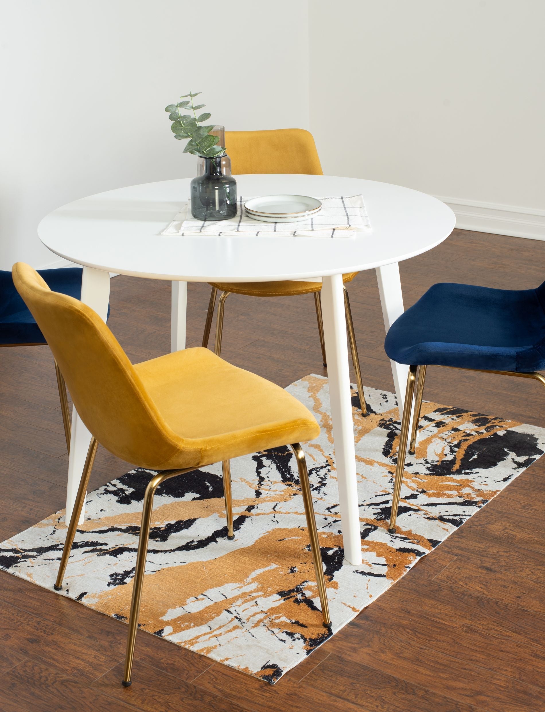Roundhill Furniture Aufurr Contemporary 5-Piece White Round Dining Table Set with 4 Chairs - Perfect for Small Spaces, Breakfast Nooks & Modern Kitchens