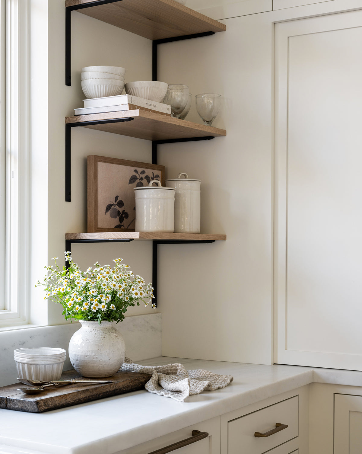 Elegant Round Ceramic Vase for Home Decor - Perfect for Flowers, Centerpieces & Modern Interior Design