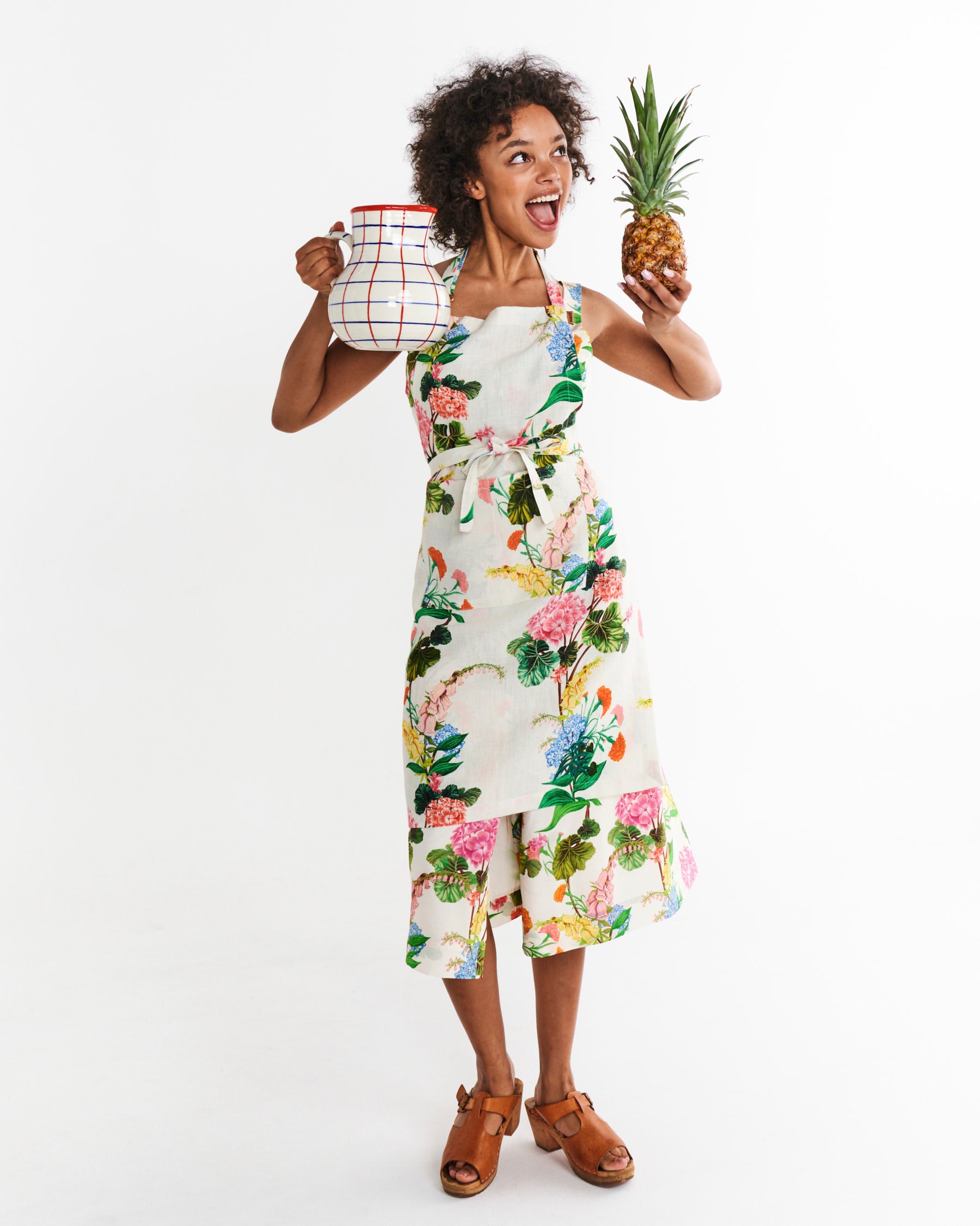 Stylish Linen Apron for Women - Elegant Bouquet Design - Perfect for Cooking, Baking, Gardening & Home Decor
